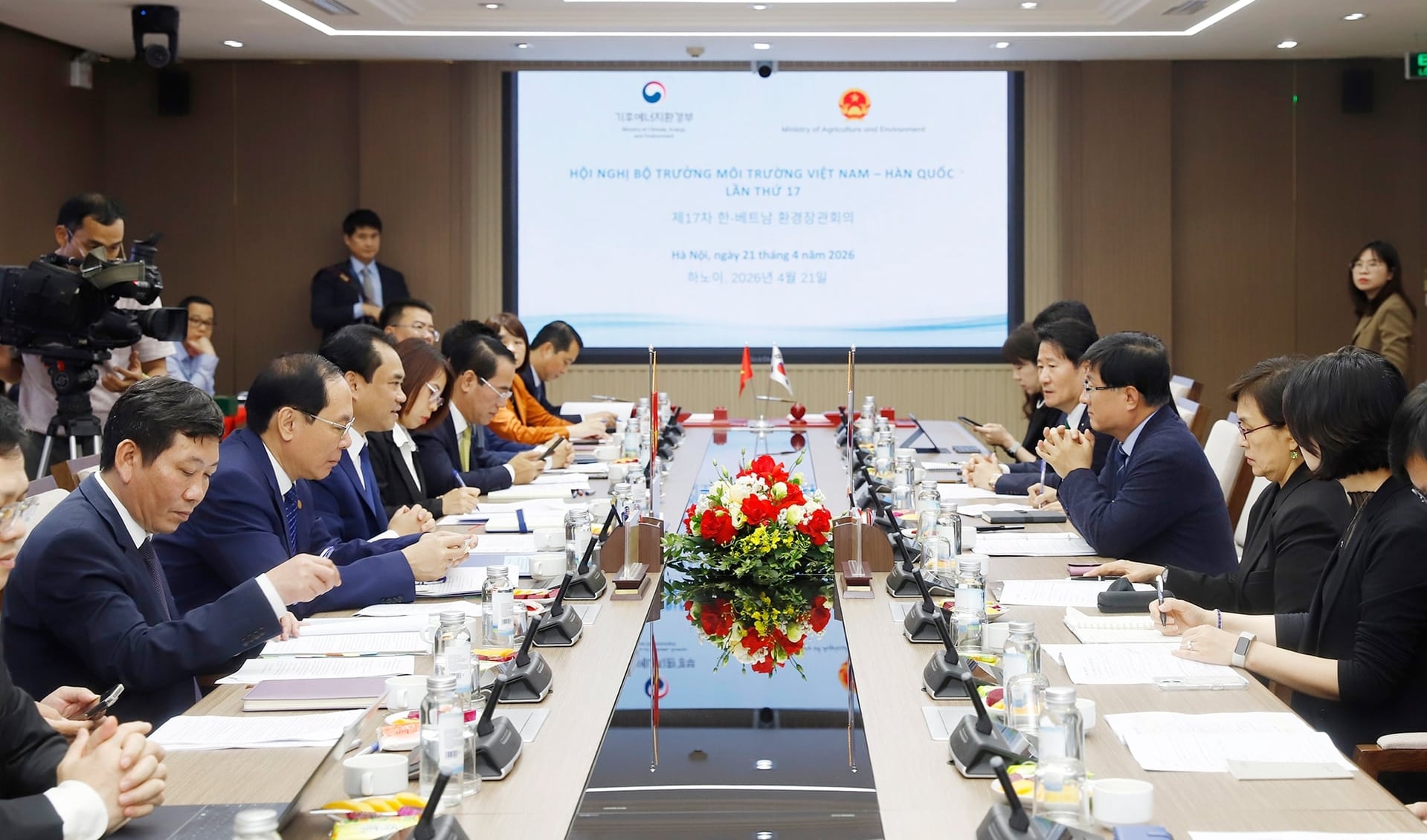 Bộ trưởng Bộ N&ocirc;ng nghiệp v&agrave; M&ocirc;i trường: Việt - H&agrave;n hướng tới h&igrave;nh mẫu hợp t&aacute;c xanh- Ảnh 1.