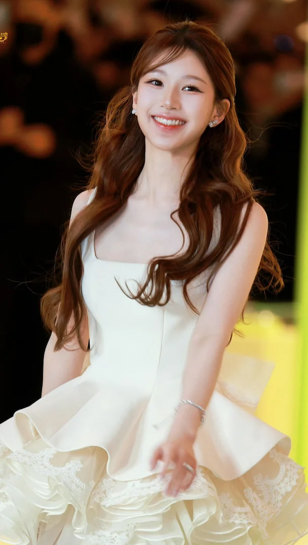 "Nữ thần thanh xu&acirc;n" Triệu Lộ Tư h&oacute;a c&ocirc;ng ch&uacute;a khiến netizen "đứng ngồi kh&ocirc;ng y&ecirc;n" - Ảnh 1.