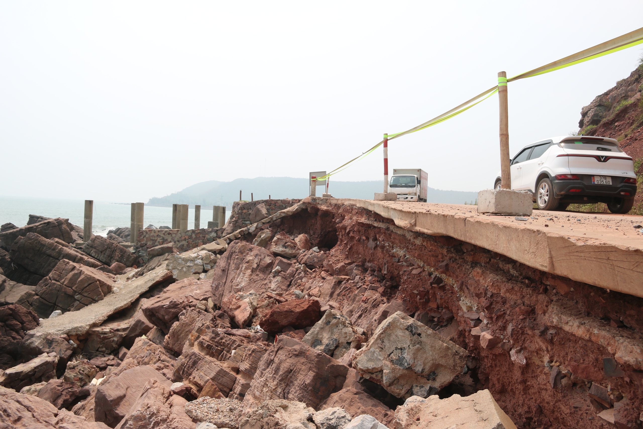 Chạy đua với thuỷ triều thi c&ocirc;ng tường chắn s&oacute;ng biển trước m&ugrave;a mưa b&atilde;o- Ảnh 14.