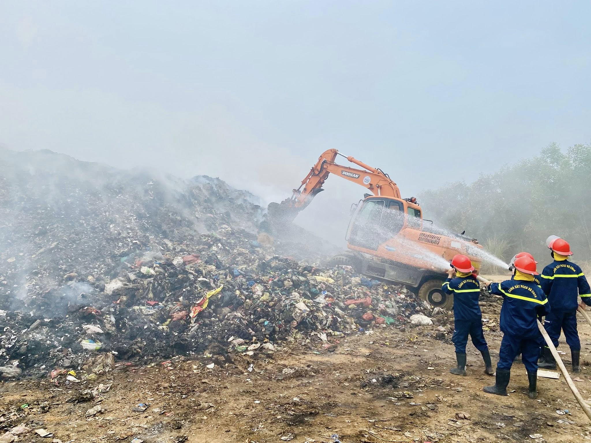B&atilde;i r&aacute;c lớn ch&aacute;y nhiều ng&agrave;y &ldquo;đe doạ&rdquo; cuộc sống người d&acirc;n- Ảnh 7.
