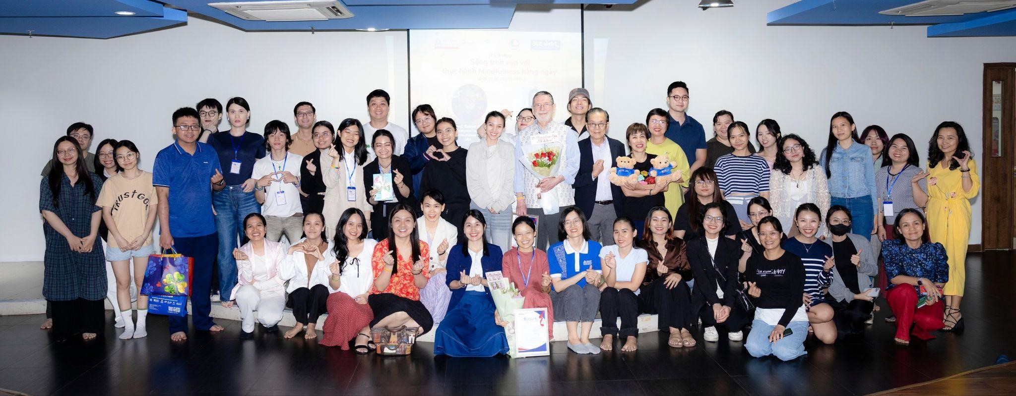 Với lợi thế đào tạo ứng dụng, 100% sinh viên Tâm lý học HSU có việc làm trước khi nhận bằng - Ảnh 1.