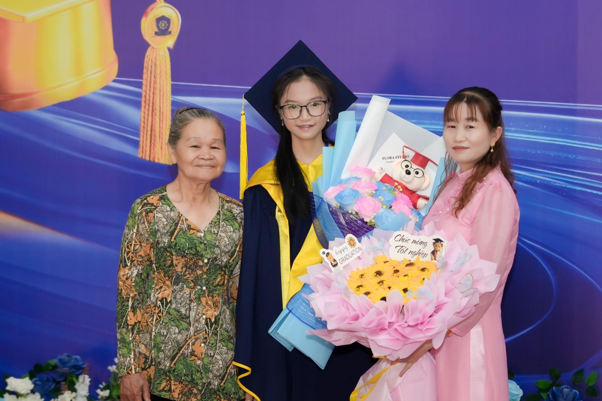 Khoảnh khắc tốt nghiệp: Người được gia đình kề bên, người lặng lẽ tự mình đón nhận - Ảnh 2.