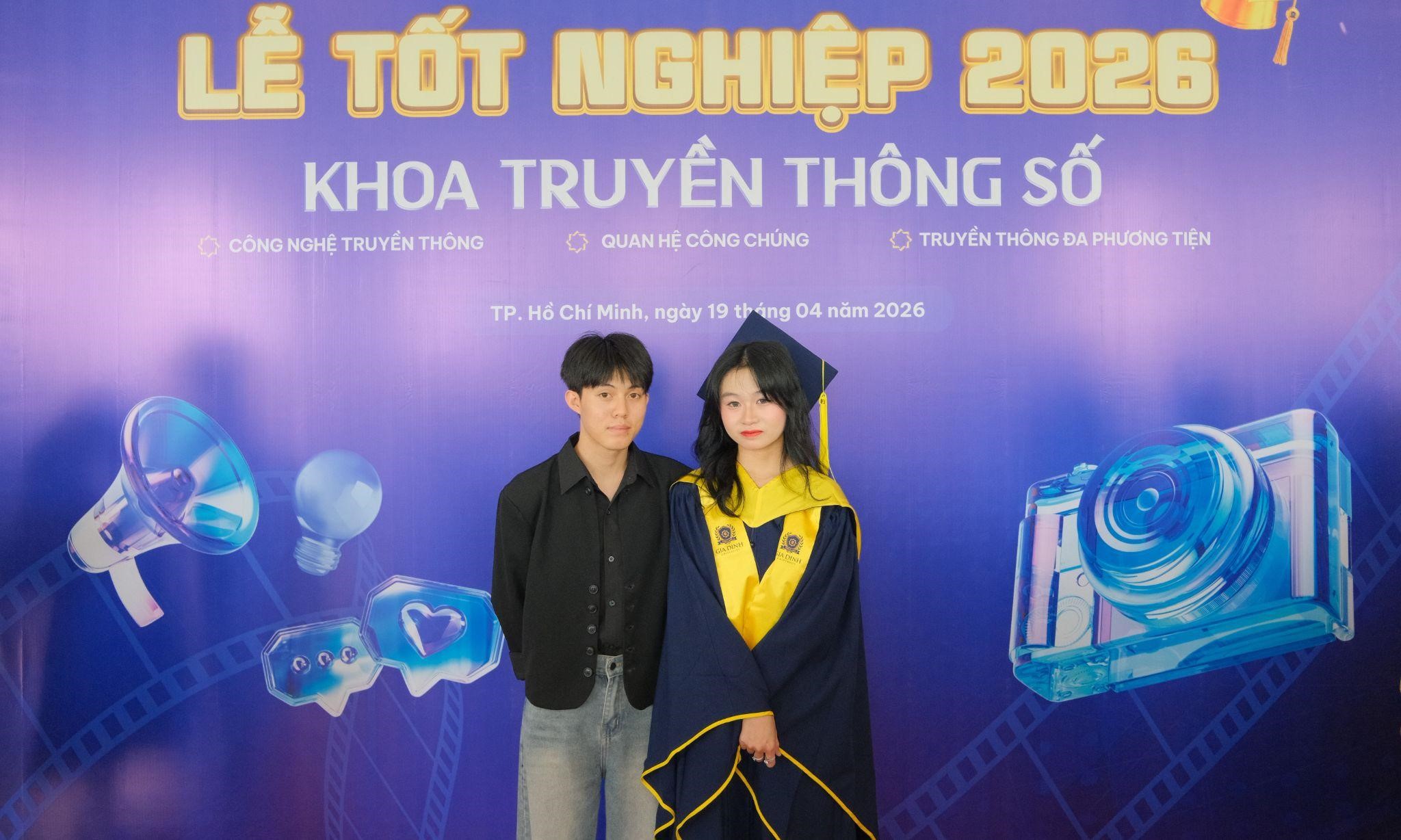 Khoảnh khắc tốt nghiệp: Người được gia đình kề bên, người lặng lẽ tự mình đón nhận - Ảnh 3.