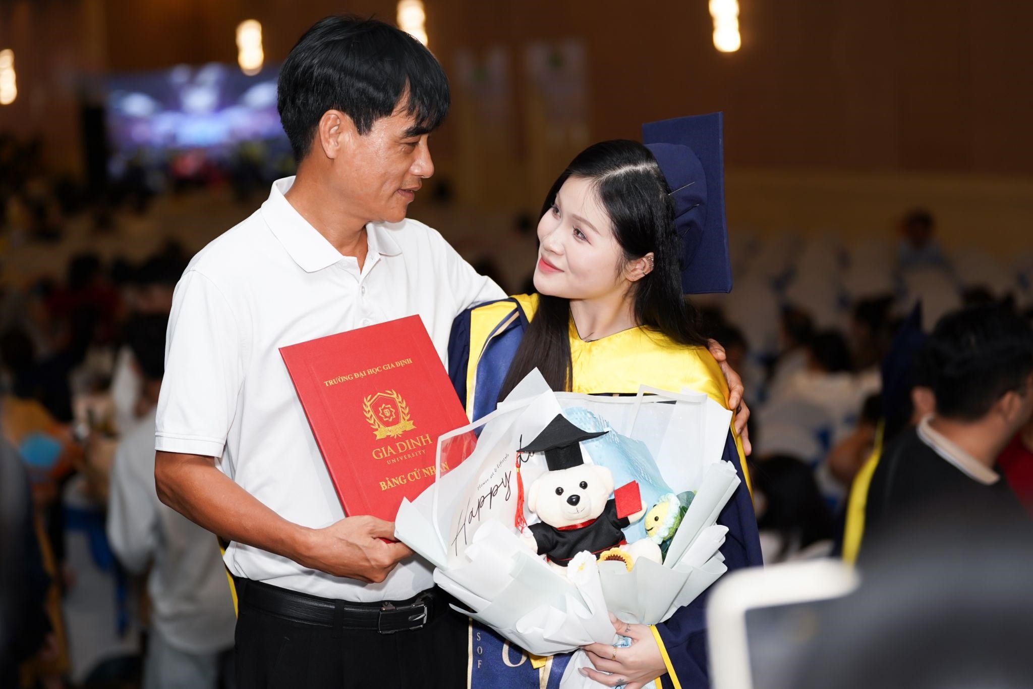 Khoảnh khắc tốt nghiệp: Người được gia đình kề bên, người lặng lẽ tự mình đón nhận - Ảnh 4.