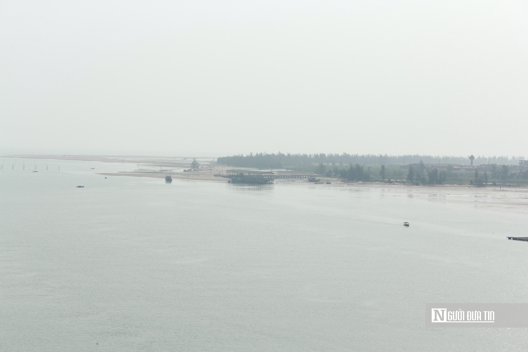 Cận cảnh cảng c&aacute; bị bồi lắng nghi&ecirc;m trọng, t&agrave;u thuyền kh&ocirc;ng thể cập bến- Ảnh 1.