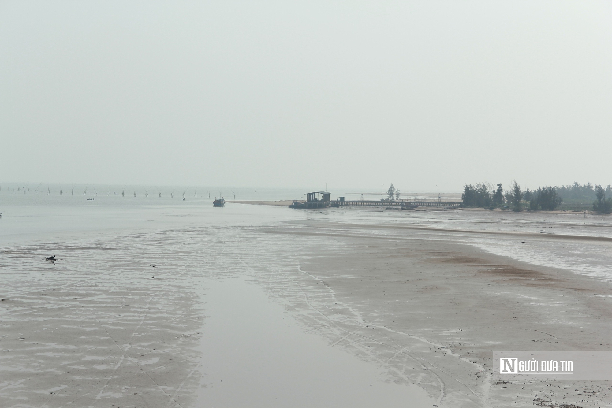 Cận cảnh cảng c&aacute; bị bồi lắng nghi&ecirc;m trọng, t&agrave;u thuyền kh&ocirc;ng thể cập bến- Ảnh 2.