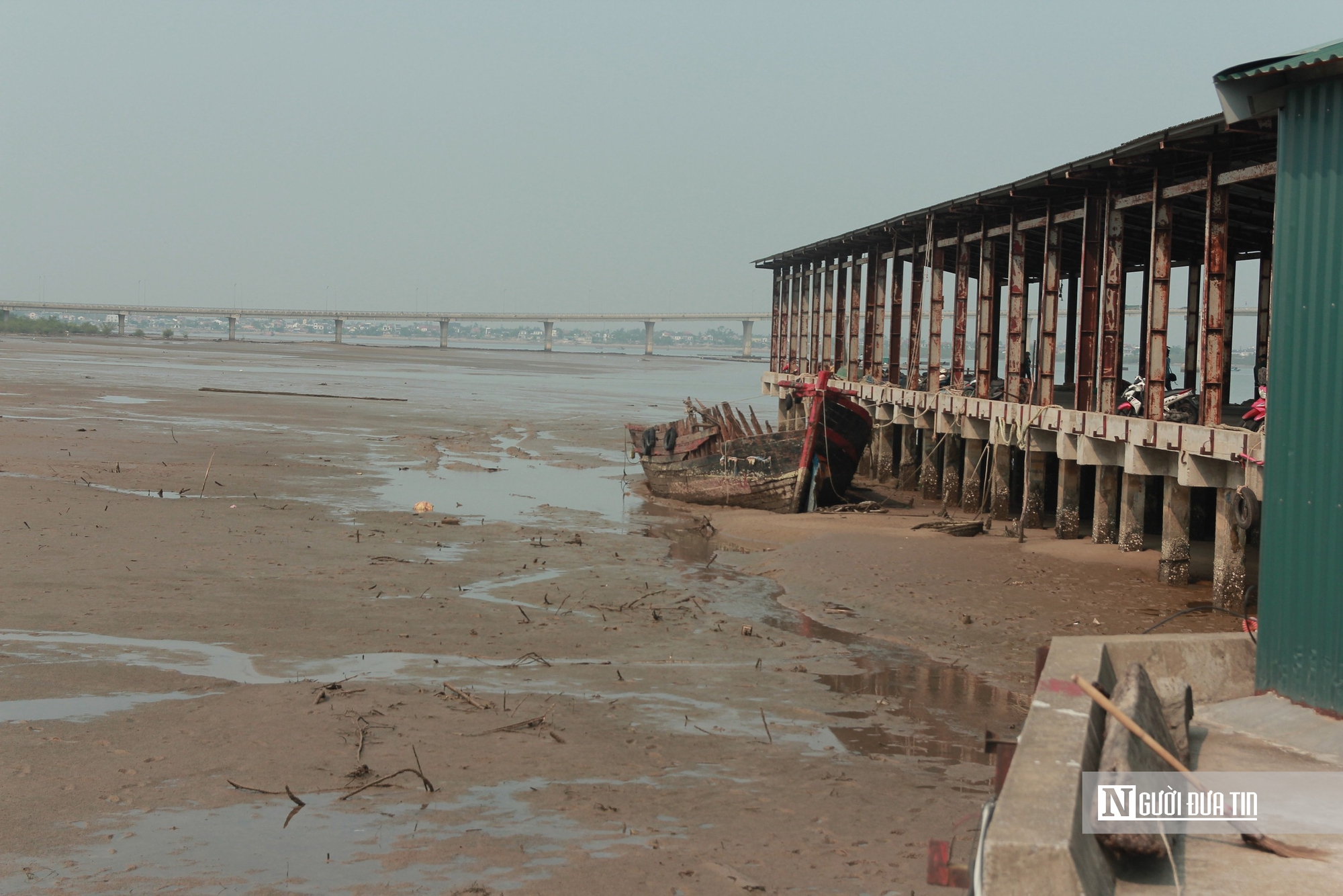 Cận cảnh cảng c&aacute; bị bồi lắng nghi&ecirc;m trọng, t&agrave;u thuyền kh&ocirc;ng thể cập bến- Ảnh 3.