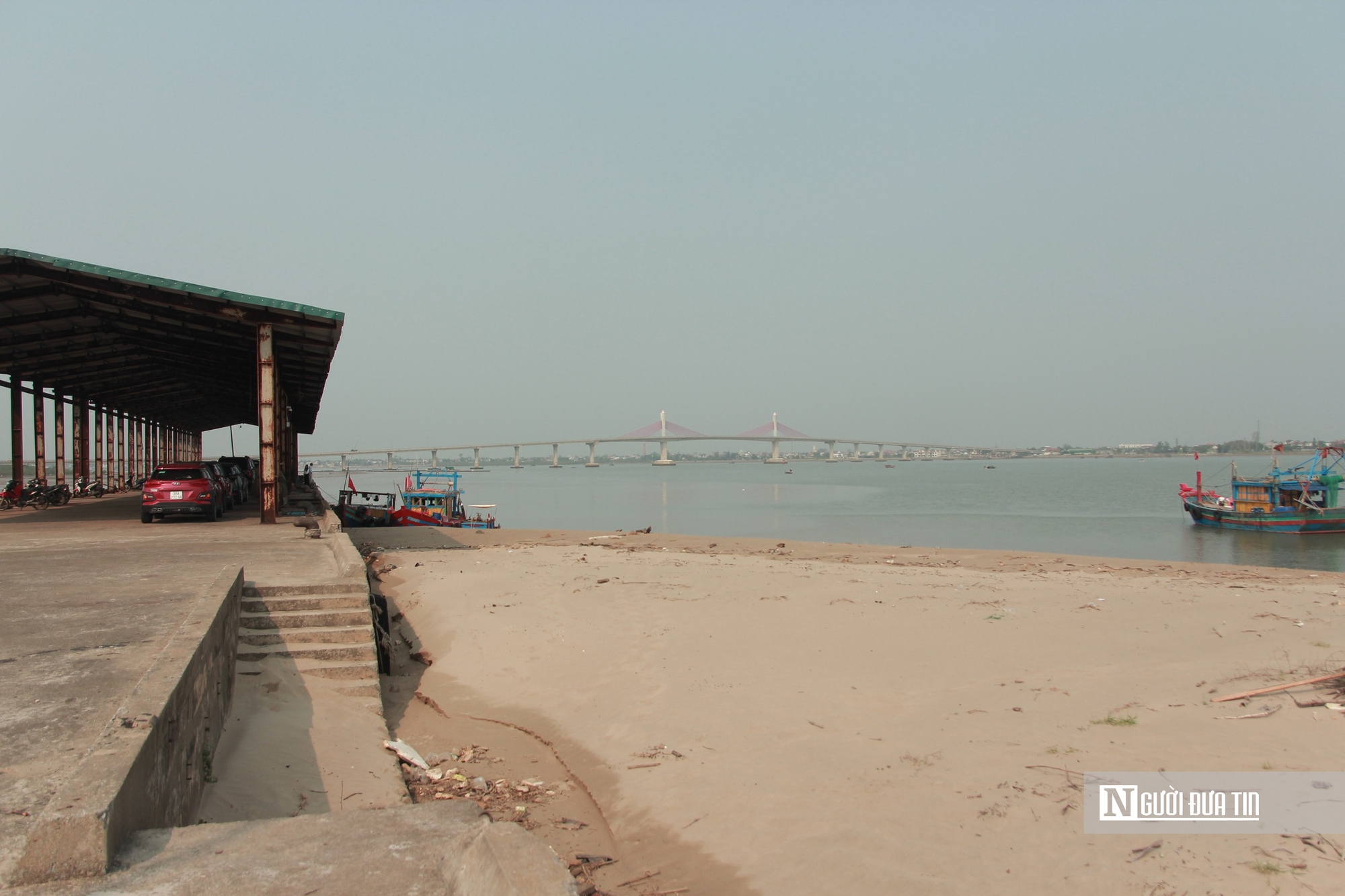 Cận cảnh cảng c&aacute; bị bồi lắng nghi&ecirc;m trọng, t&agrave;u thuyền kh&ocirc;ng thể cập bến- Ảnh 4.