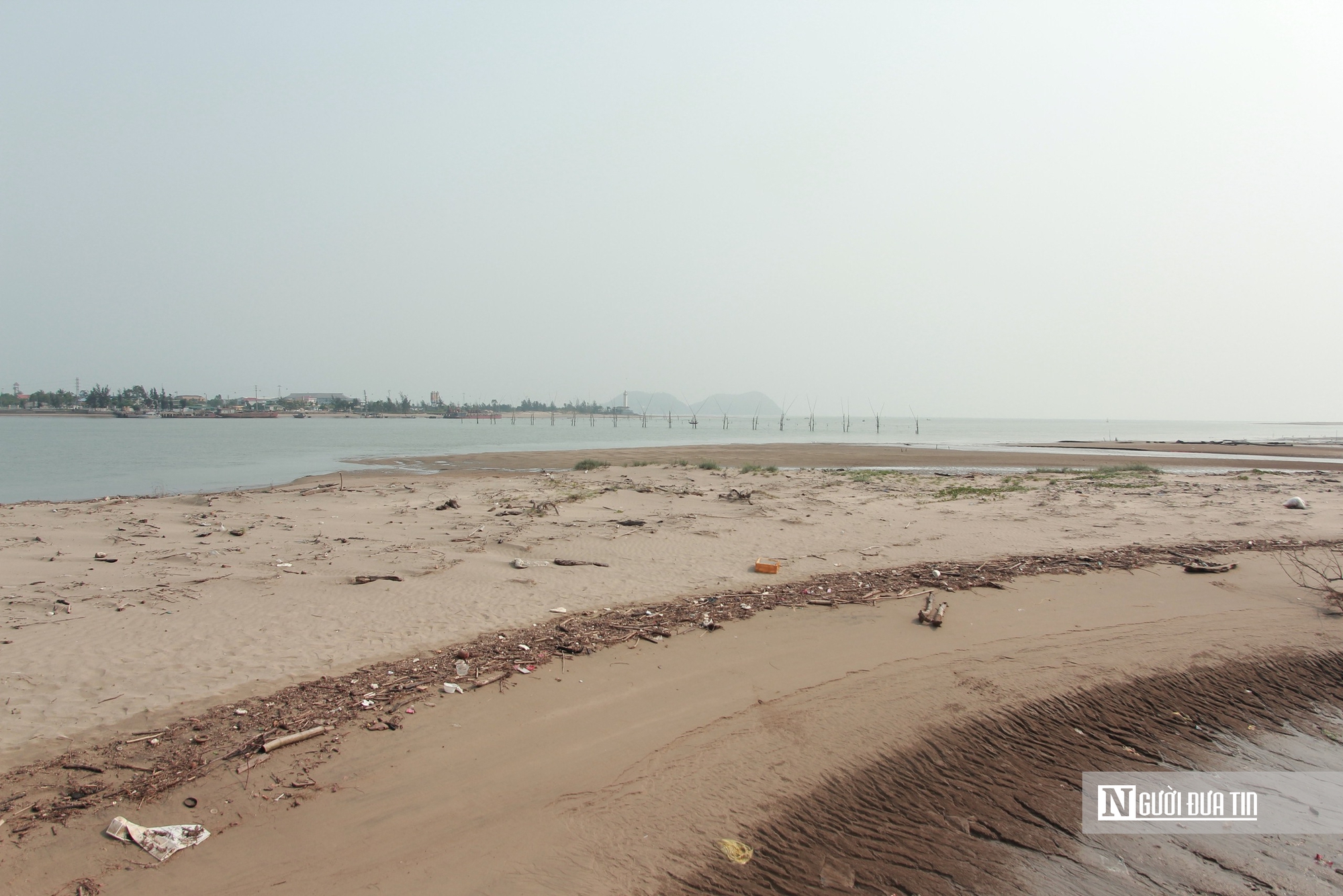 Cận cảnh cảng c&aacute; bị bồi lắng nghi&ecirc;m trọng, t&agrave;u thuyền kh&ocirc;ng thể cập bến- Ảnh 6.