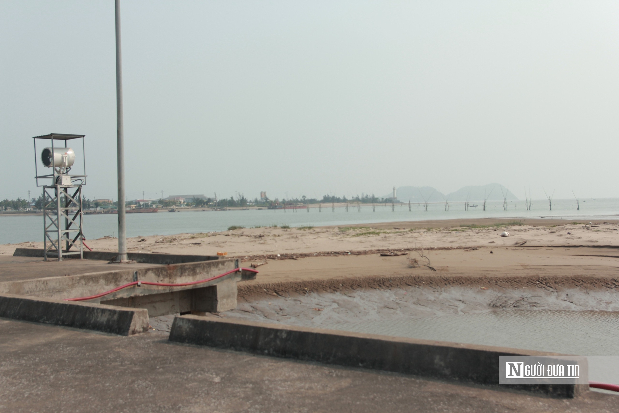 Cận cảnh cảng c&aacute; bị bồi lắng nghi&ecirc;m trọng, t&agrave;u thuyền kh&ocirc;ng thể cập bến- Ảnh 7.