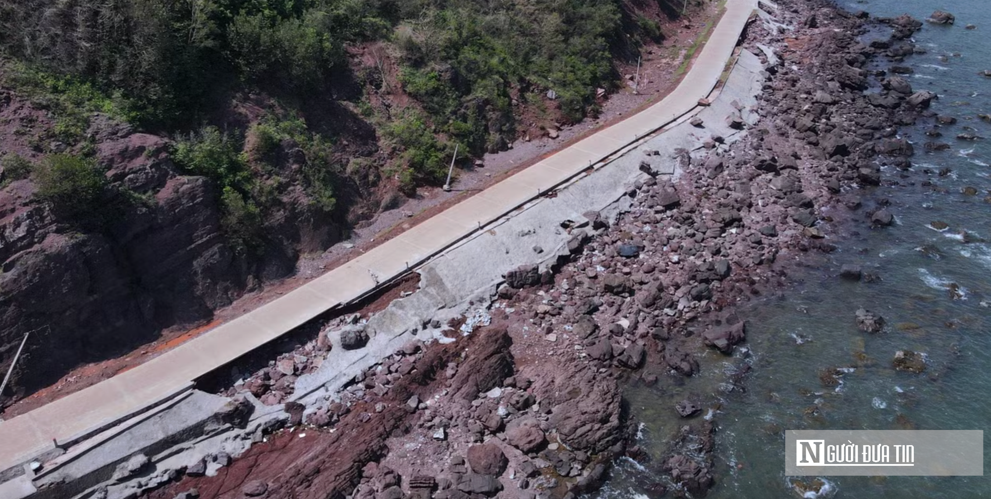 Chạy đua với thuỷ triều thi c&ocirc;ng tường chắn s&oacute;ng biển trước m&ugrave;a mưa b&atilde;o- Ảnh 1.