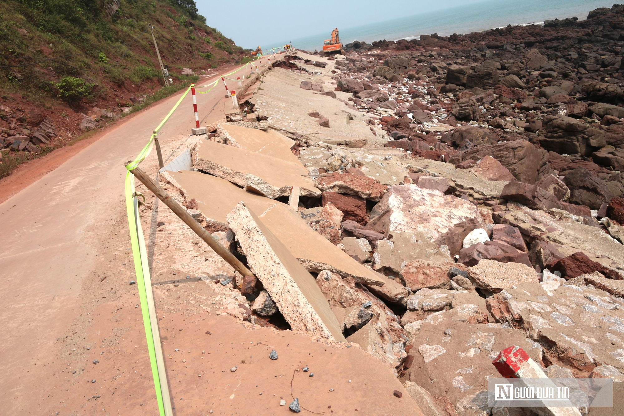 Chạy đua với thuỷ triều thi c&ocirc;ng tường chắn s&oacute;ng biển trước m&ugrave;a mưa b&atilde;o- Ảnh 2.