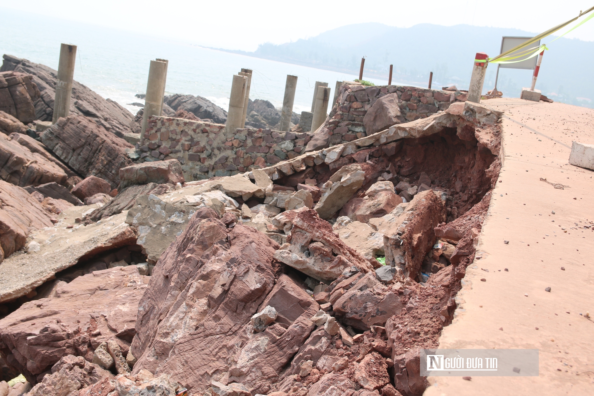 Chạy đua với thuỷ triều thi c&ocirc;ng tường chắn s&oacute;ng biển trước m&ugrave;a mưa b&atilde;o- Ảnh 3.