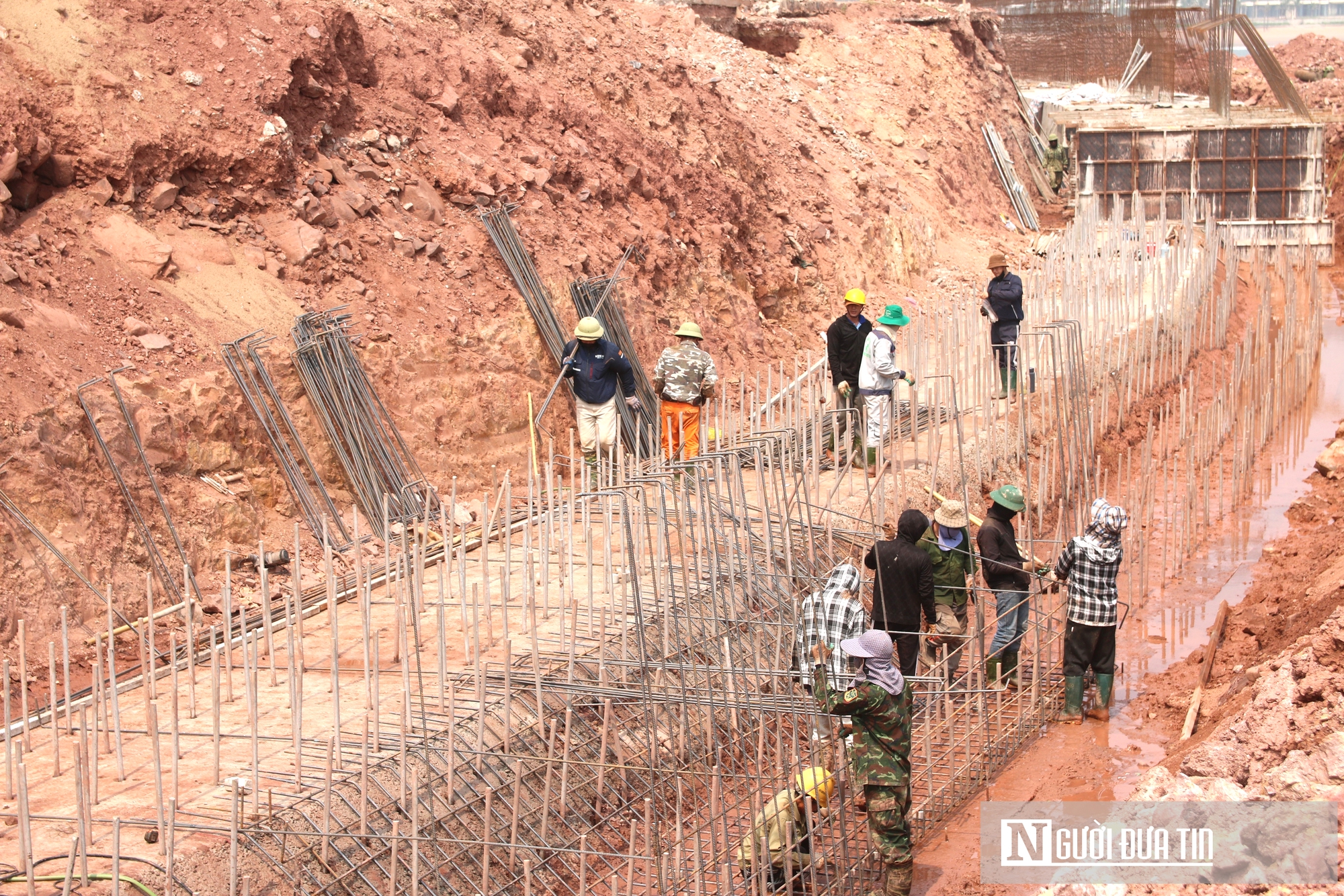 Chạy đua với thuỷ triều thi c&ocirc;ng tường chắn s&oacute;ng biển trước m&ugrave;a mưa b&atilde;o- Ảnh 7.