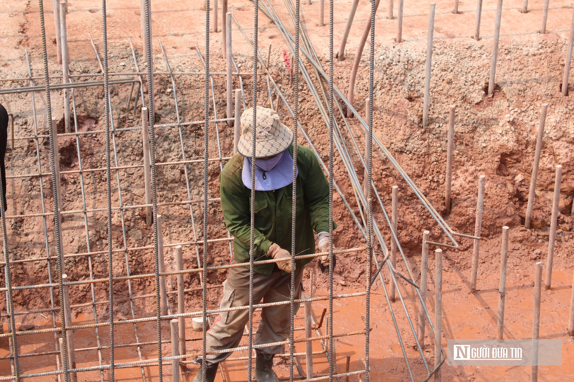 Chạy đua với thuỷ triều thi c&ocirc;ng tường chắn s&oacute;ng biển trước m&ugrave;a mưa b&atilde;o- Ảnh 8.