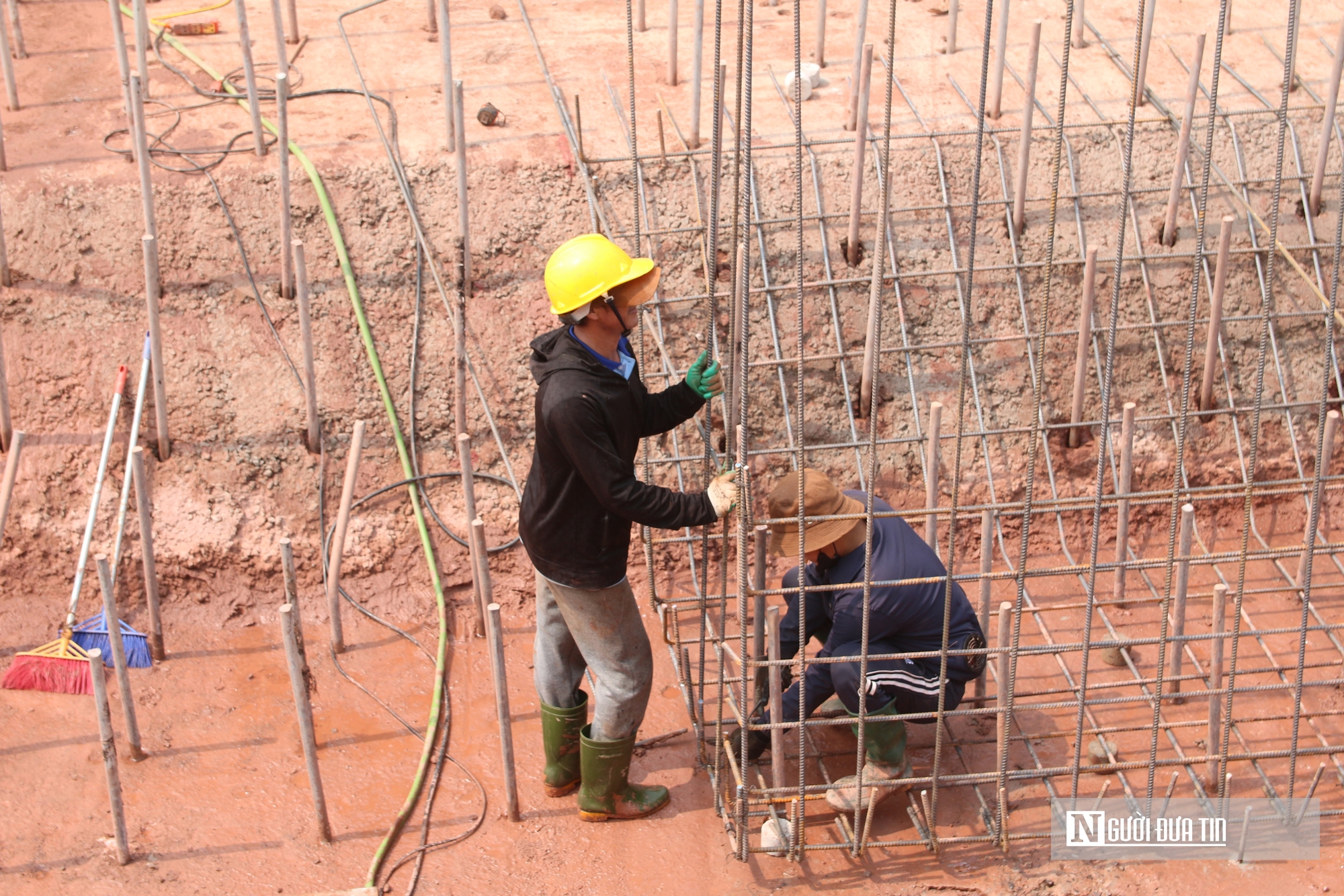 Chạy đua với thuỷ triều thi c&ocirc;ng tường chắn s&oacute;ng biển trước m&ugrave;a mưa b&atilde;o- Ảnh 9.