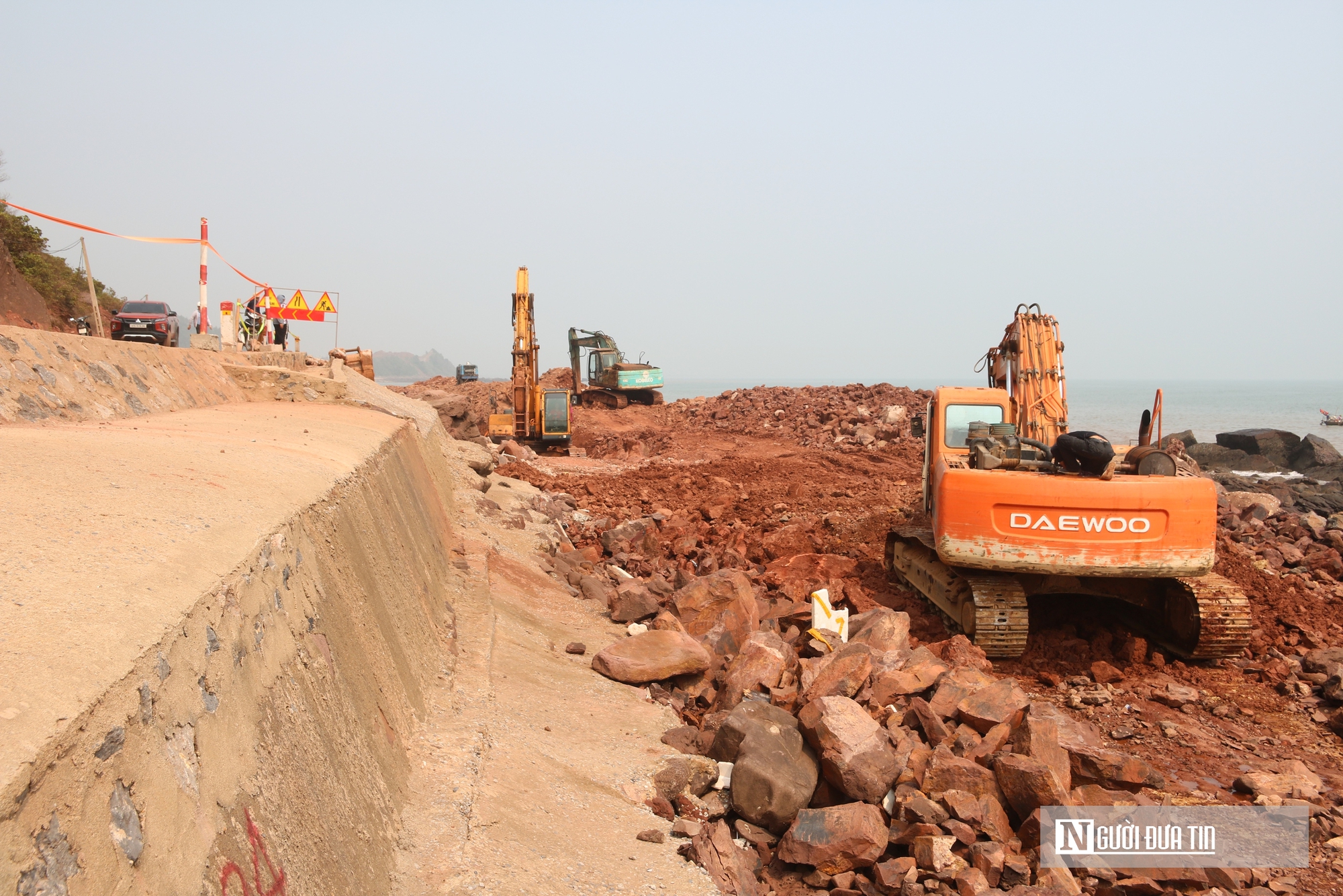 Chạy đua với thuỷ triều thi c&ocirc;ng tường chắn s&oacute;ng biển trước m&ugrave;a mưa b&atilde;o- Ảnh 12.