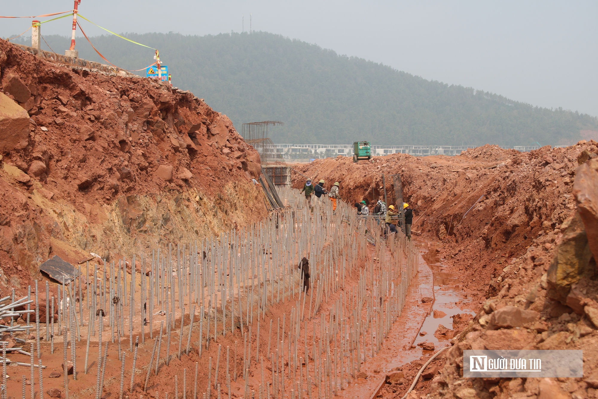 Chạy đua với thuỷ triều thi c&ocirc;ng tường chắn s&oacute;ng biển trước m&ugrave;a mưa b&atilde;o- Ảnh 6.
