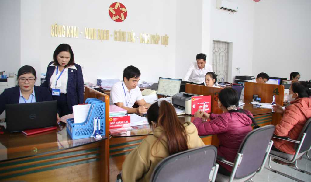 Quảng Ninh: Rút ngắn thời gian giải quyết thủ tục hành chính nhờ phân cấp, ủy quyền- Ảnh 1.