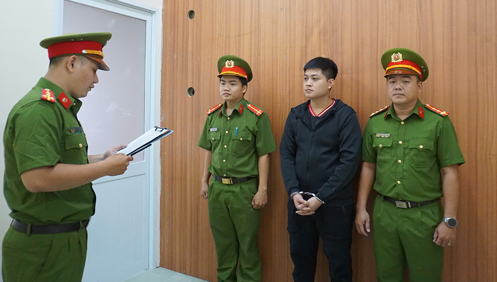 Bắt đối tượng cho vay l&atilde;i suất 365%/năm ở TPHCM - Ảnh 2.