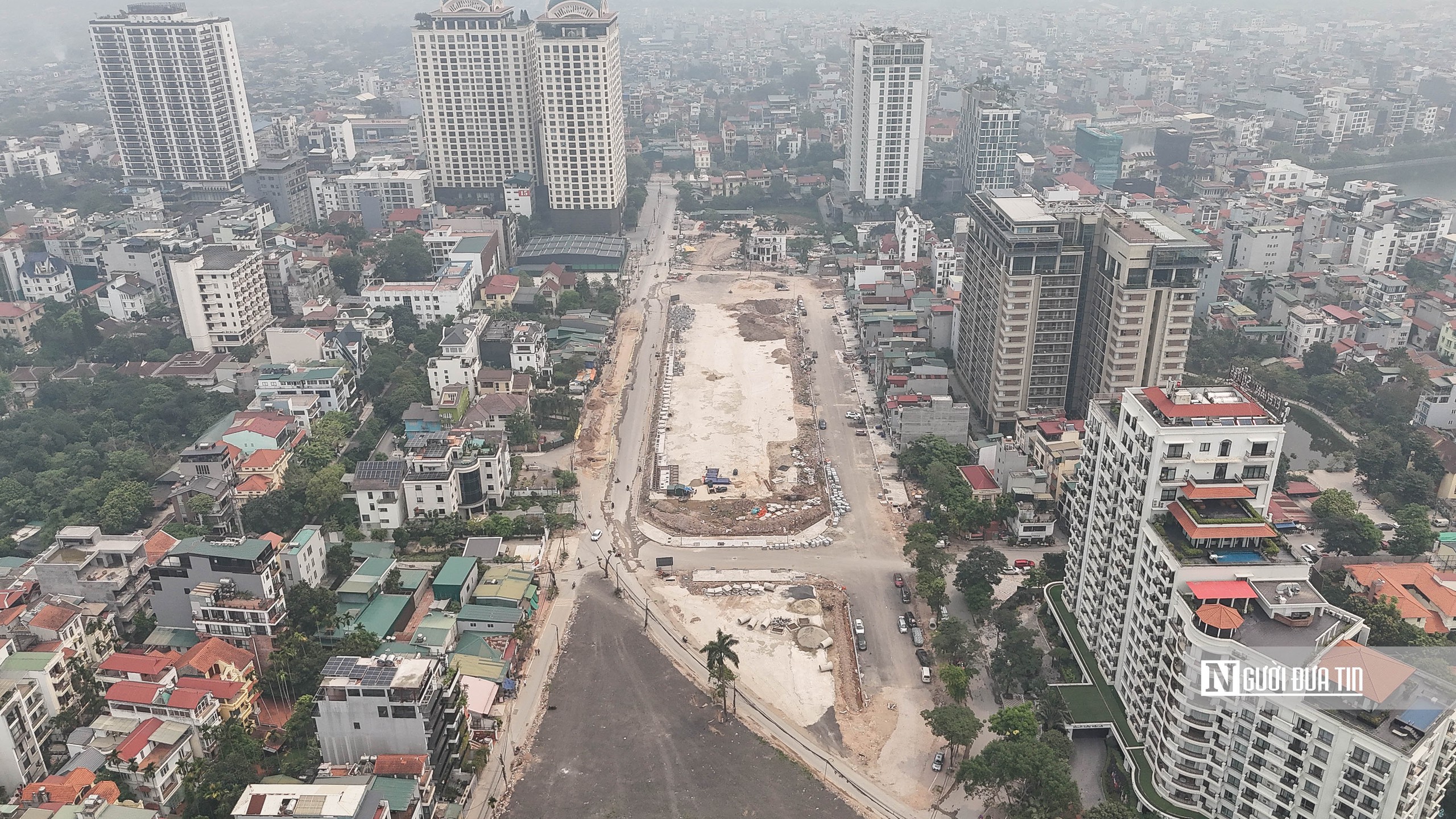 Thi c&ocirc;ng cầm chừng, đường Đặng Thai Mai trở th&agrave;nh điểm tập kết vật liệu, phế thải - Ảnh 1.