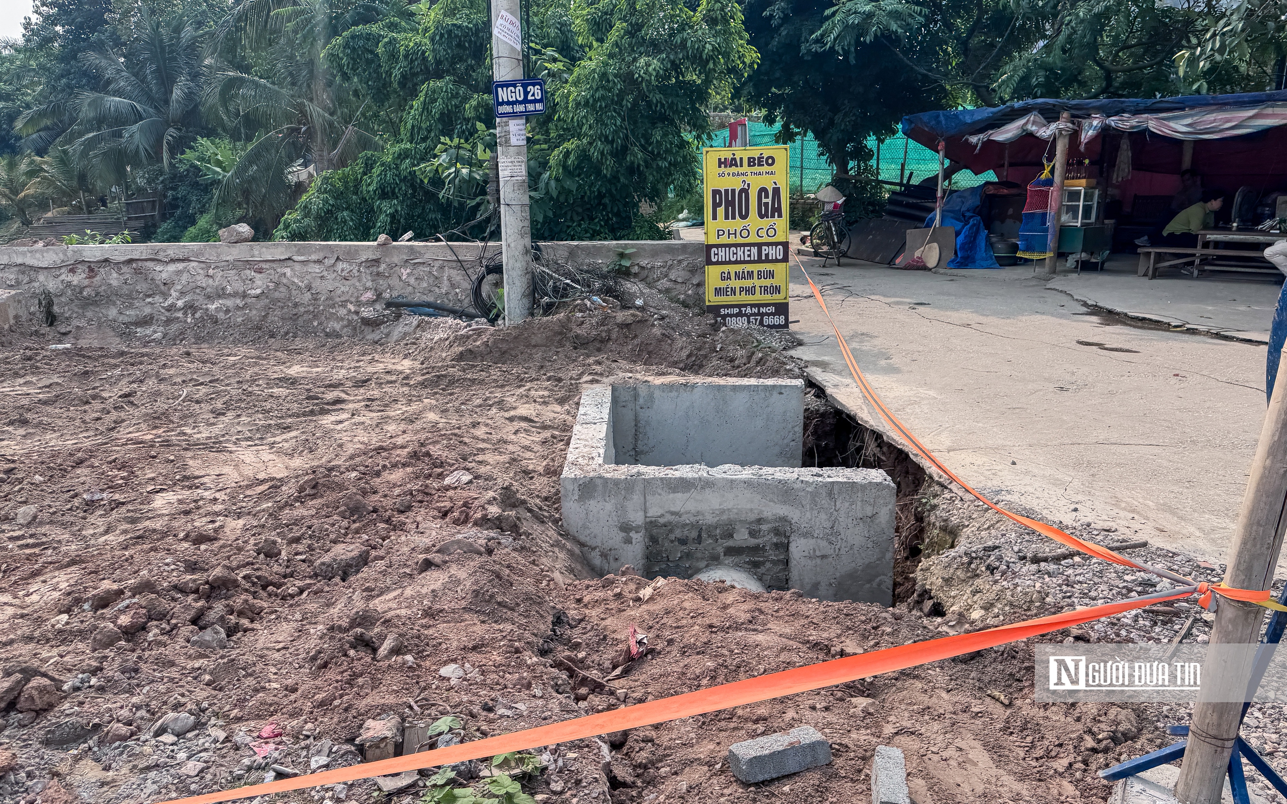 Thi c&ocirc;ng cầm chừng, đường Đặng Thai Mai trở th&agrave;nh điểm tập kết vật liệu, phế thải - Ảnh 11.