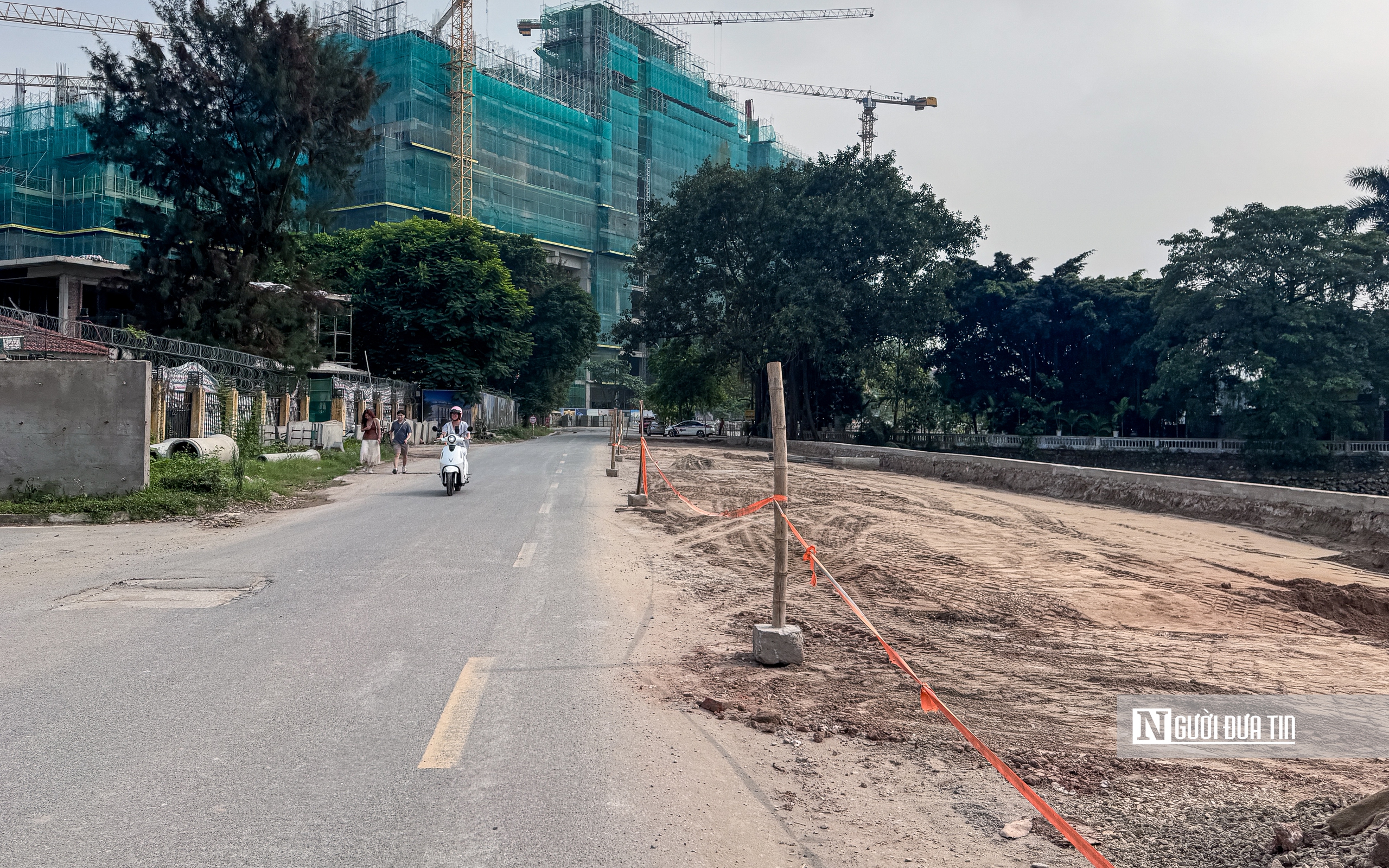 Thi c&ocirc;ng cầm chừng, đường Đặng Thai Mai trở th&agrave;nh điểm tập kết vật liệu, phế thải - Ảnh 10.