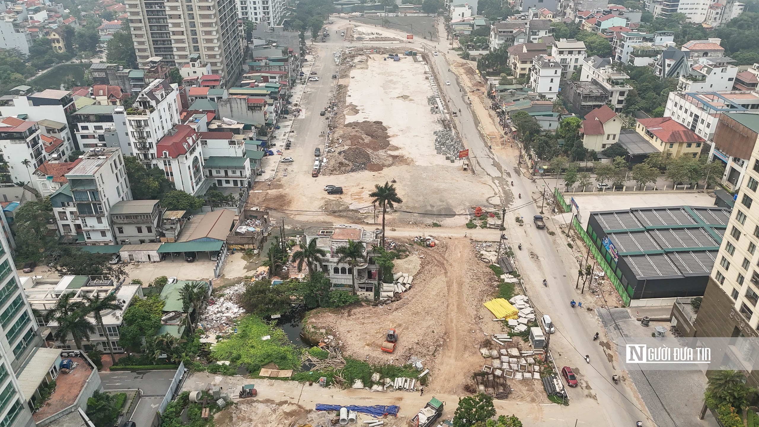 Thi c&ocirc;ng cầm chừng, đường Đặng Thai Mai trở th&agrave;nh điểm tập kết vật liệu, phế thải - Ảnh 2.