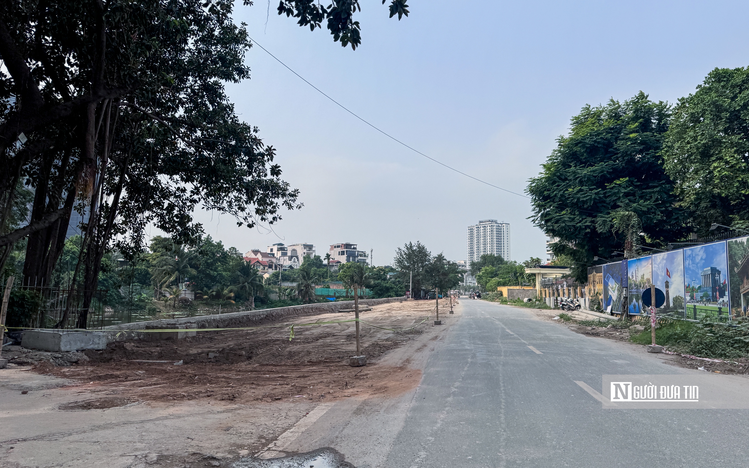 Thi c&ocirc;ng cầm chừng, đường Đặng Thai Mai trở th&agrave;nh điểm tập kết vật liệu, phế thải - Ảnh 3.