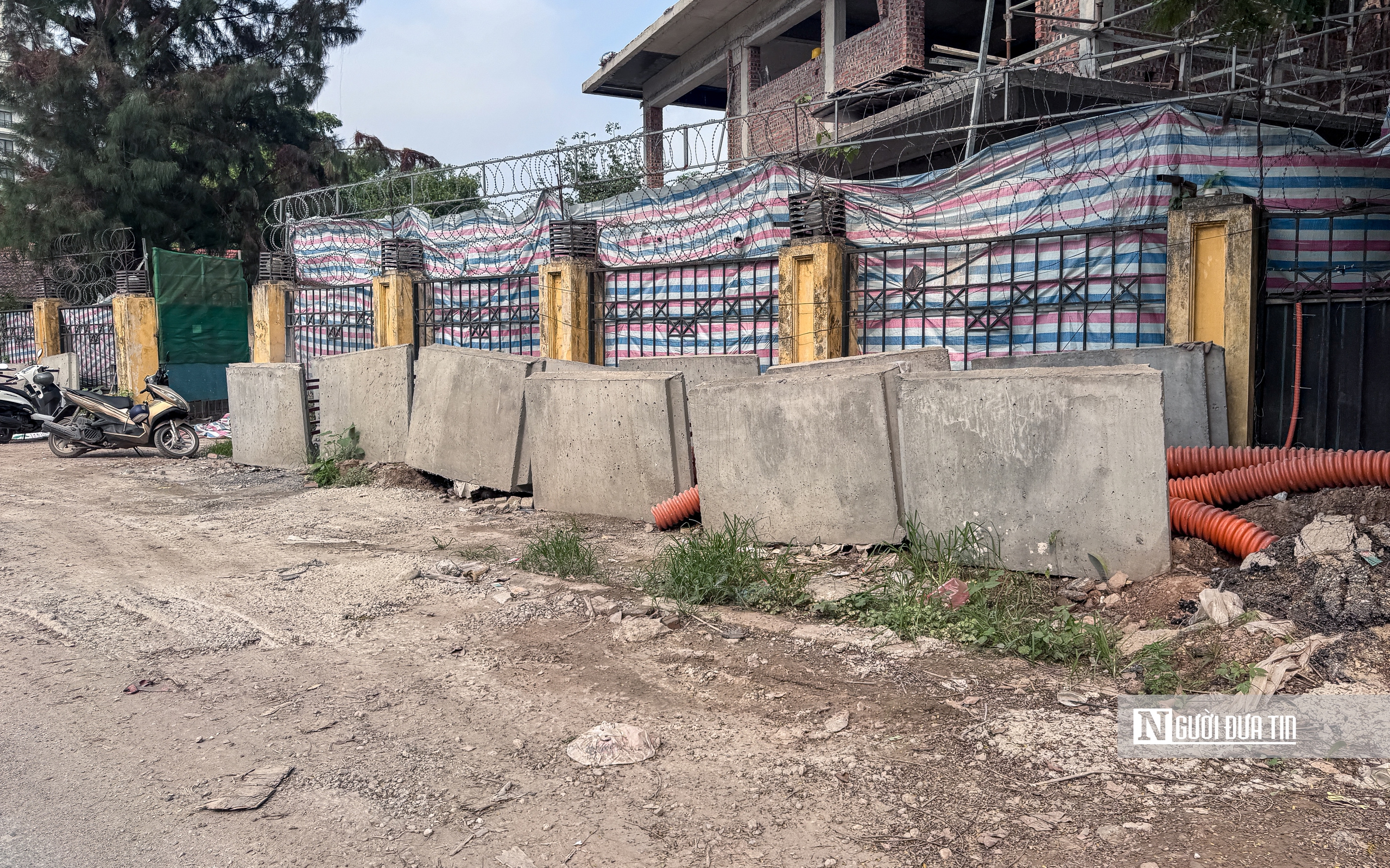 Thi c&ocirc;ng cầm chừng, đường Đặng Thai Mai trở th&agrave;nh điểm tập kết vật liệu, phế thải - Ảnh 15.