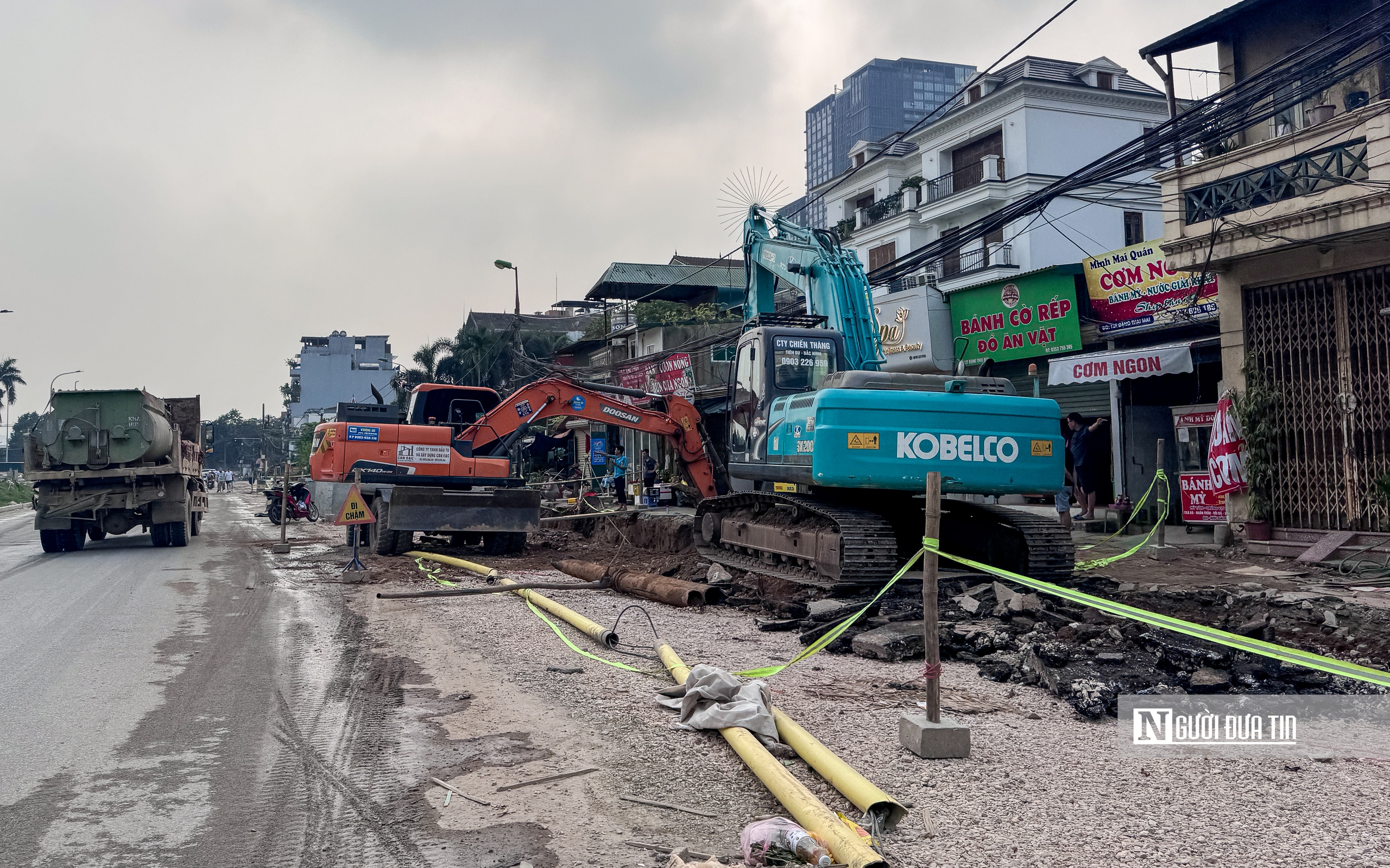 Thi c&ocirc;ng cầm chừng, đường Đặng Thai Mai trở th&agrave;nh điểm tập kết vật liệu, phế thải - Ảnh 5.