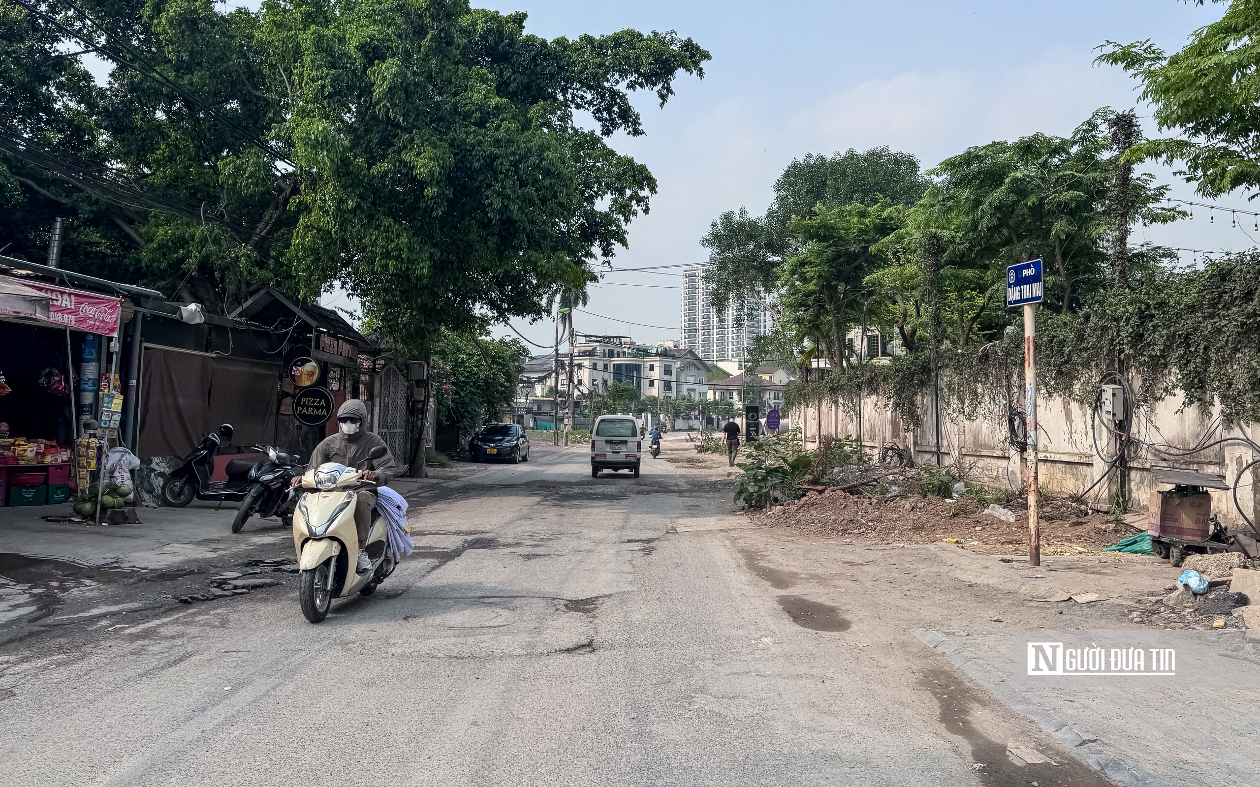 Thi c&ocirc;ng cầm chừng, đường Đặng Thai Mai trở th&agrave;nh điểm tập kết vật liệu, phế thải - Ảnh 4.