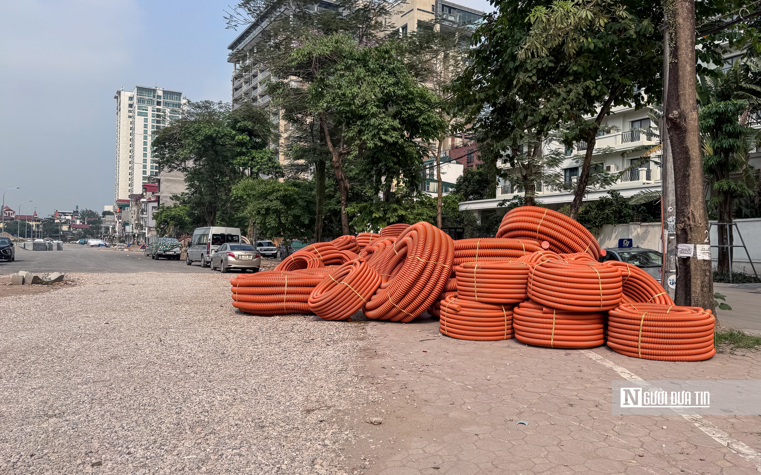 Thi c&ocirc;ng cầm chừng, đường Đặng Thai Mai trở th&agrave;nh điểm tập kết vật liệu, phế thải - Ảnh 16.