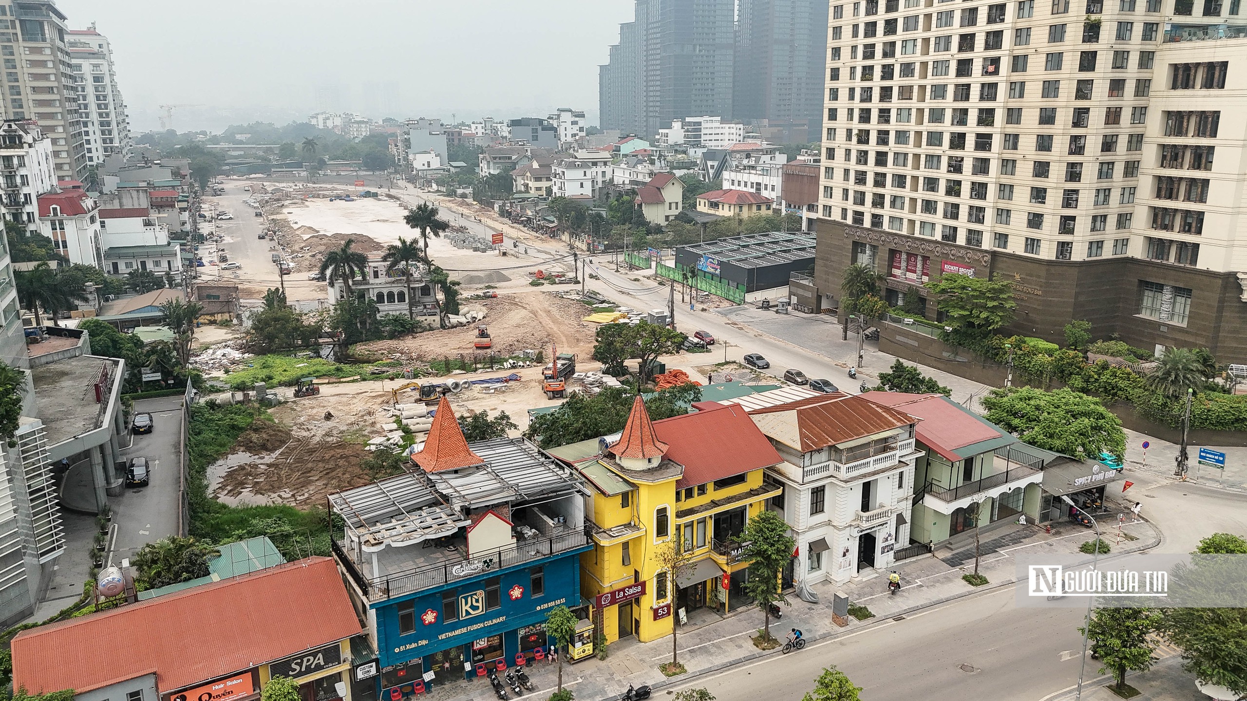 Thi c&ocirc;ng cầm chừng, đường Đặng Thai Mai trở th&agrave;nh điểm tập kết vật liệu, phế thải - Ảnh 27.