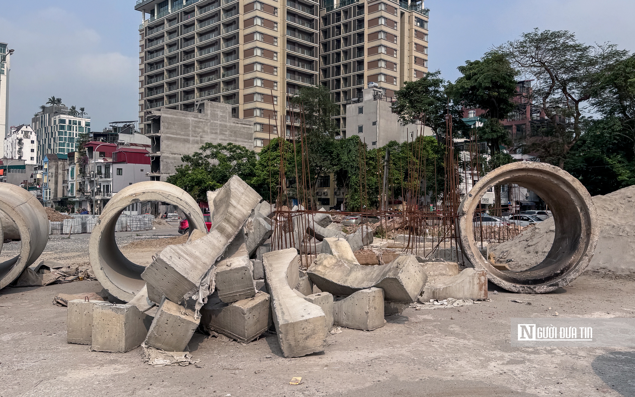 Thi c&ocirc;ng cầm chừng, đường Đặng Thai Mai trở th&agrave;nh điểm tập kết vật liệu, phế thải - Ảnh 18.