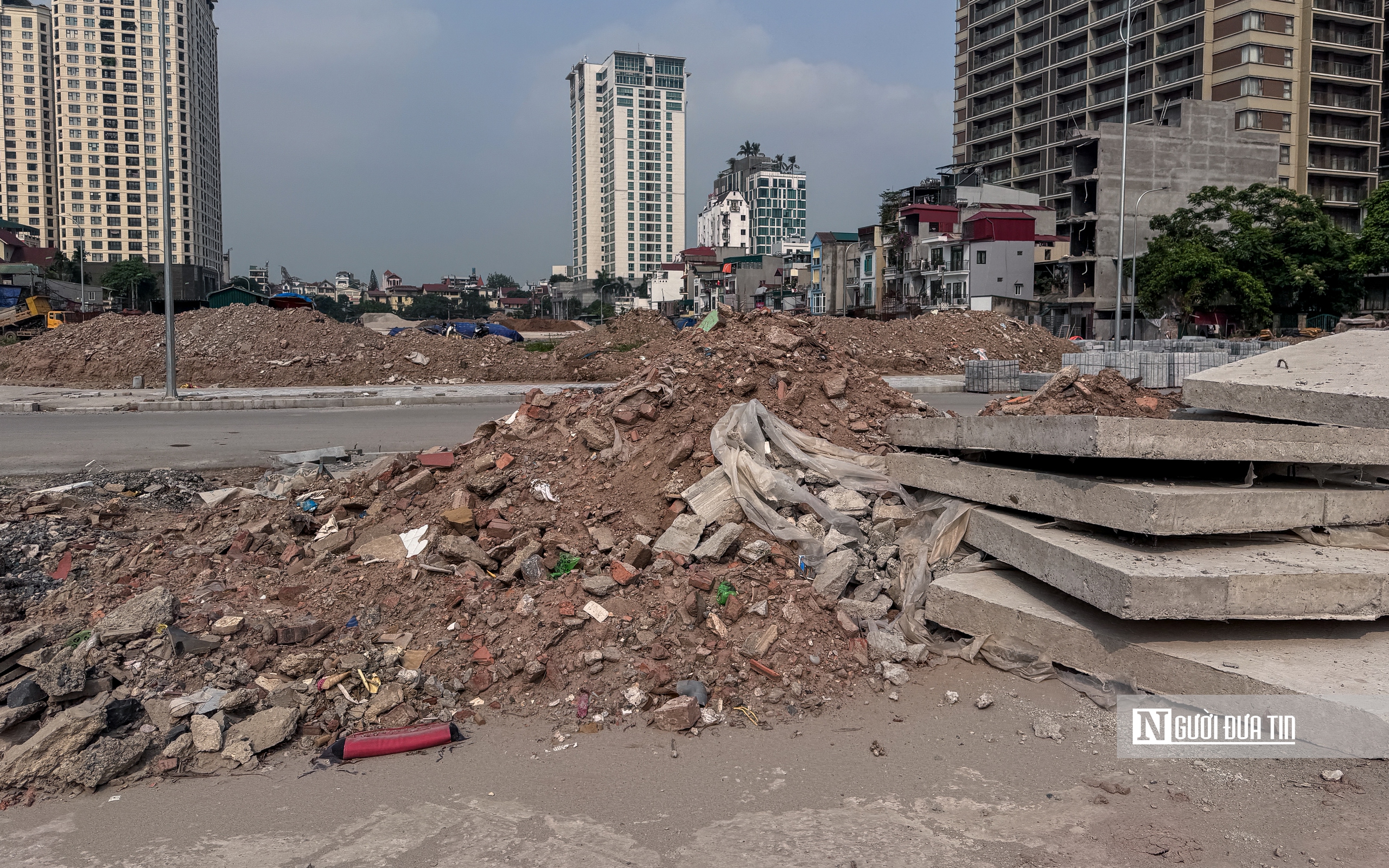 Thi c&ocirc;ng cầm chừng, đường Đặng Thai Mai trở th&agrave;nh điểm tập kết vật liệu, phế thải - Ảnh 22.