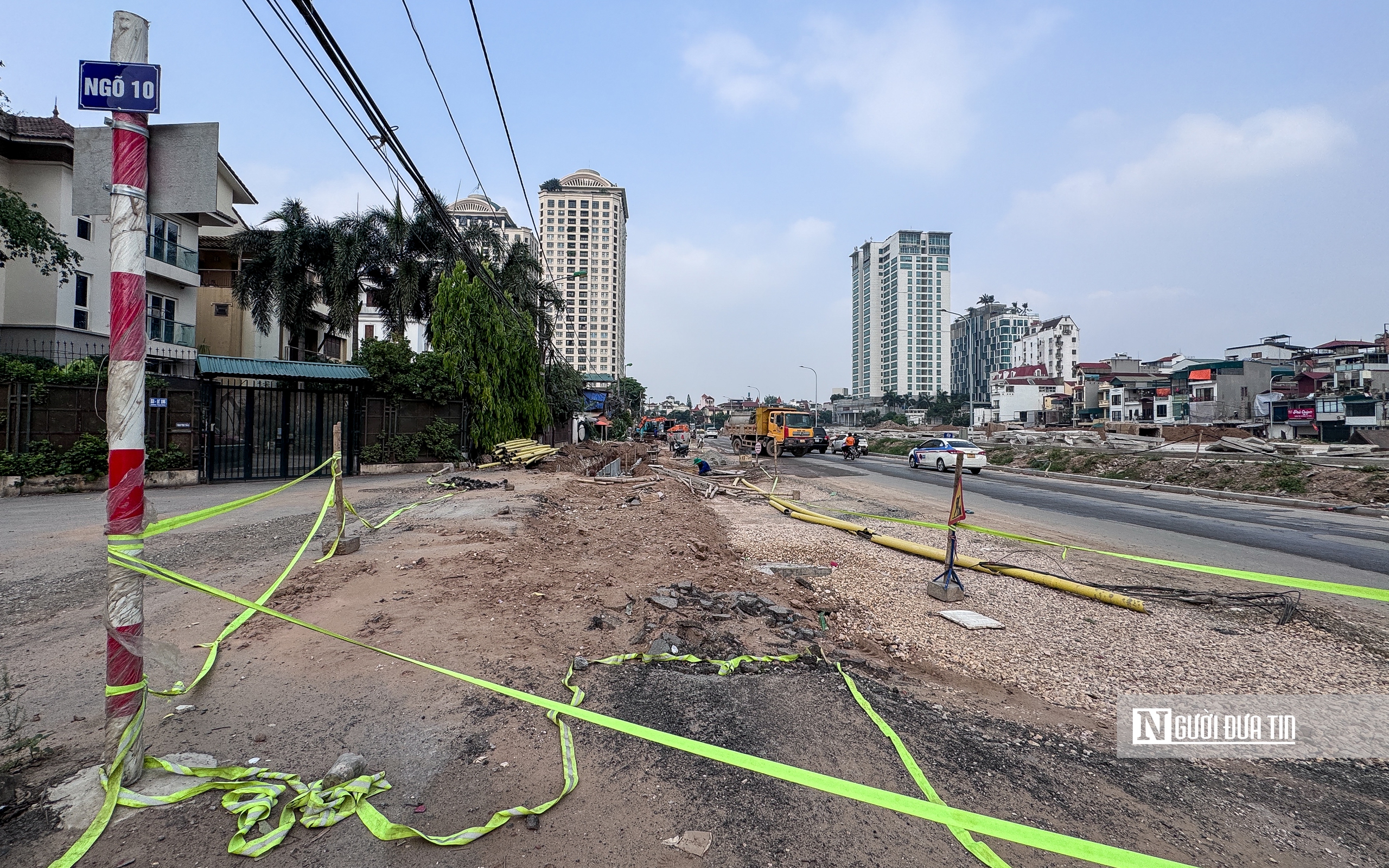 Thi c&ocirc;ng cầm chừng, đường Đặng Thai Mai trở th&agrave;nh điểm tập kết vật liệu, phế thải - Ảnh 8.