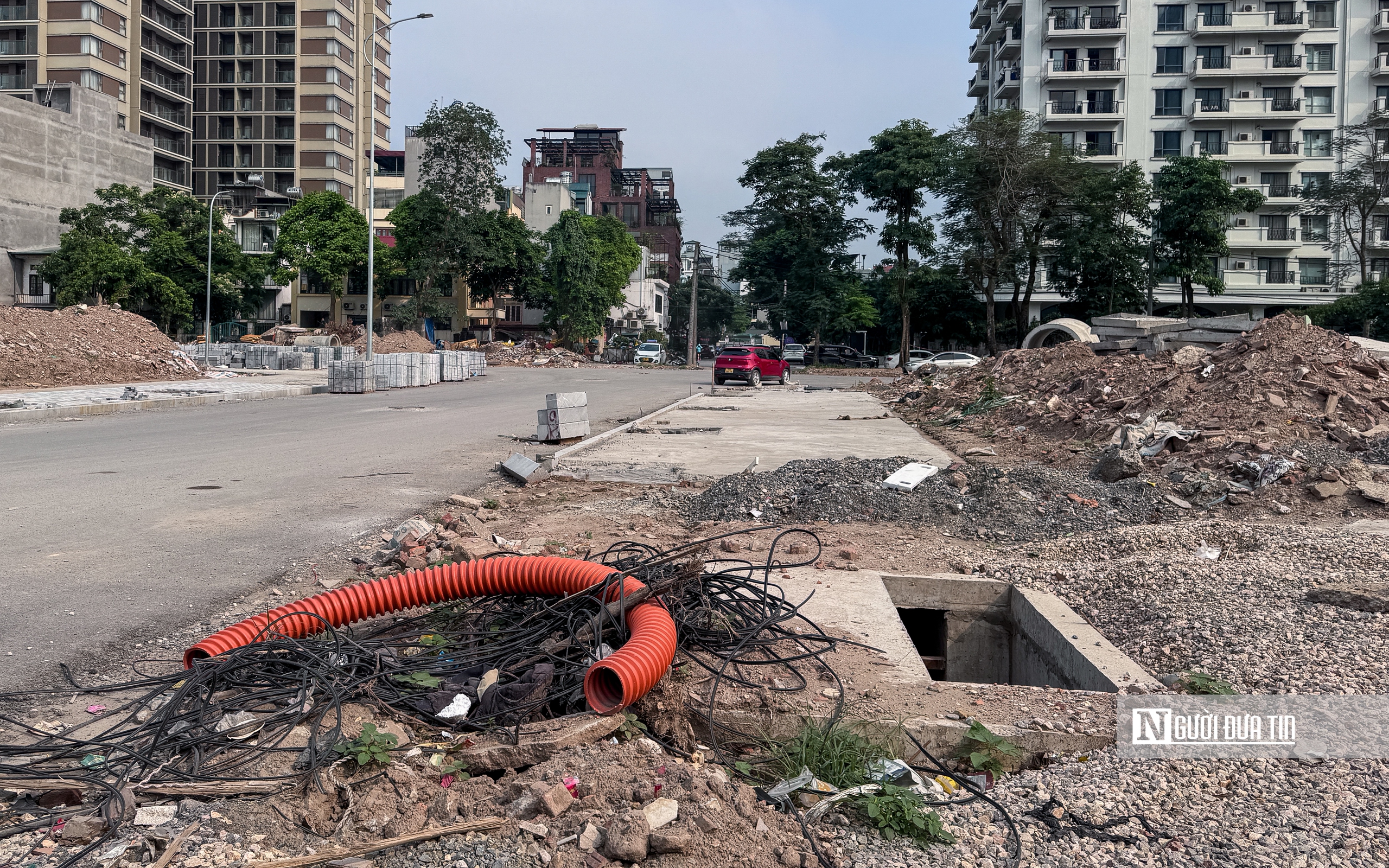 Thi c&ocirc;ng cầm chừng, đường Đặng Thai Mai trở th&agrave;nh điểm tập kết vật liệu, phế thải - Ảnh 17.