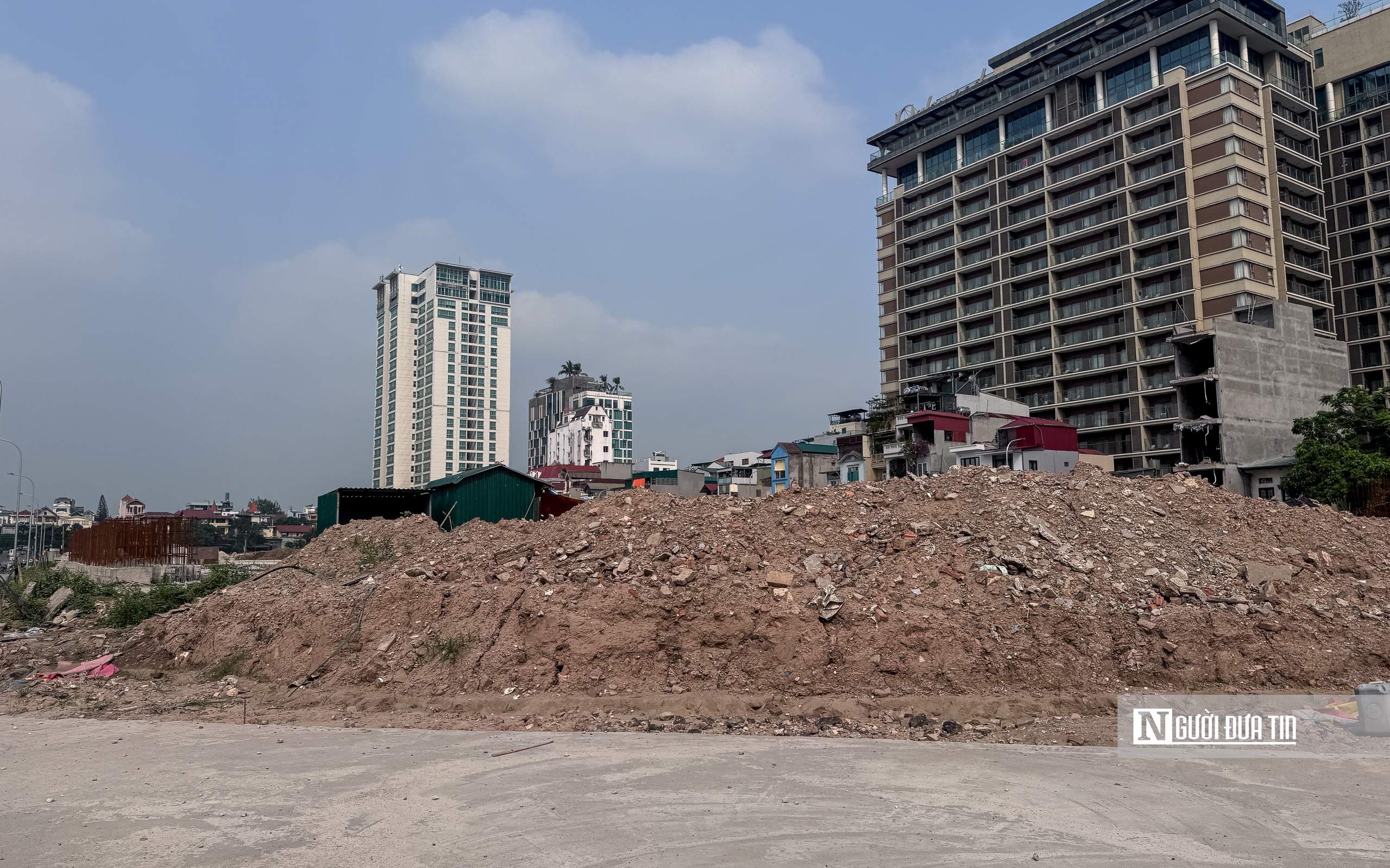 Thi c&ocirc;ng cầm chừng, đường Đặng Thai Mai trở th&agrave;nh điểm tập kết vật liệu, phế thải - Ảnh 24.