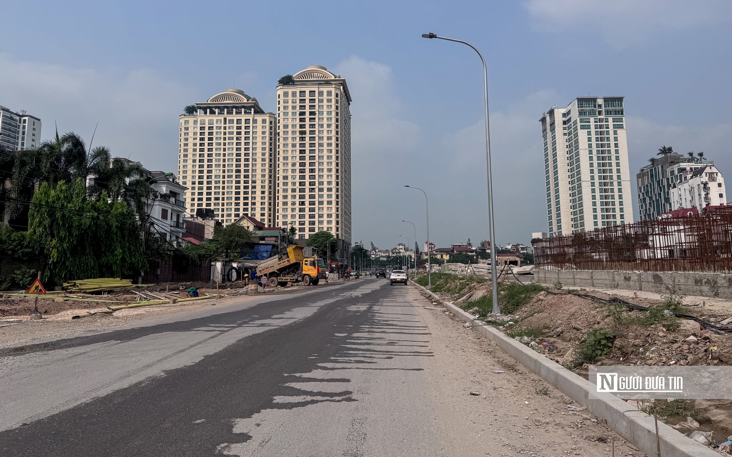 Thi c&ocirc;ng cầm chừng, đường Đặng Thai Mai trở th&agrave;nh điểm tập kết vật liệu, phế thải - Ảnh 26.