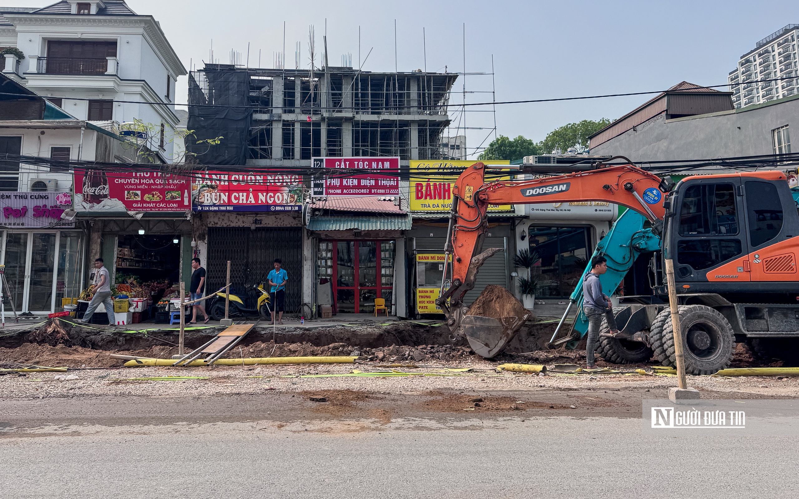 Thi c&ocirc;ng cầm chừng, đường Đặng Thai Mai trở th&agrave;nh điểm tập kết vật liệu, phế thải - Ảnh 7.