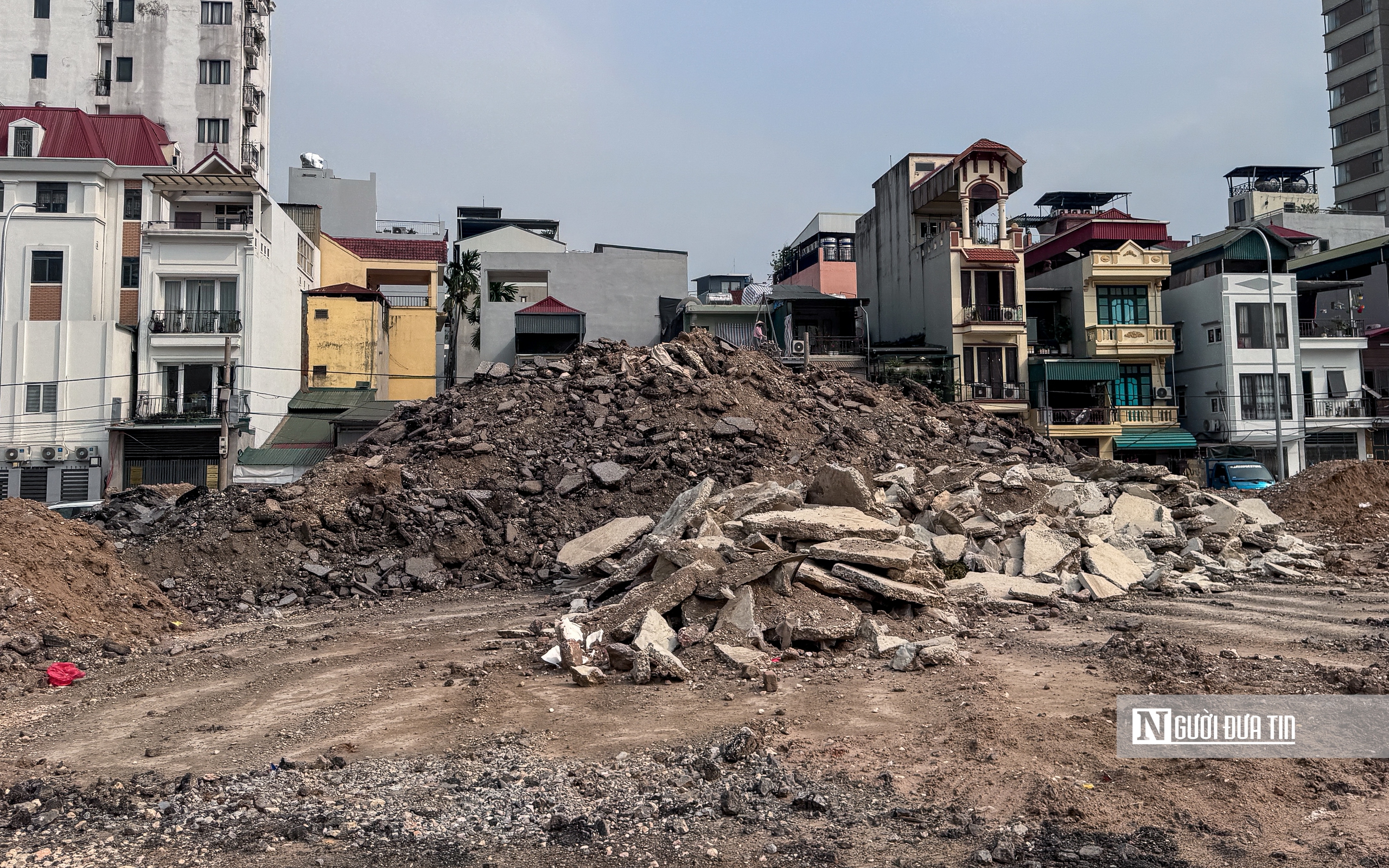 Thi c&ocirc;ng cầm chừng, đường Đặng Thai Mai trở th&agrave;nh điểm tập kết vật liệu, phế thải - Ảnh 23.