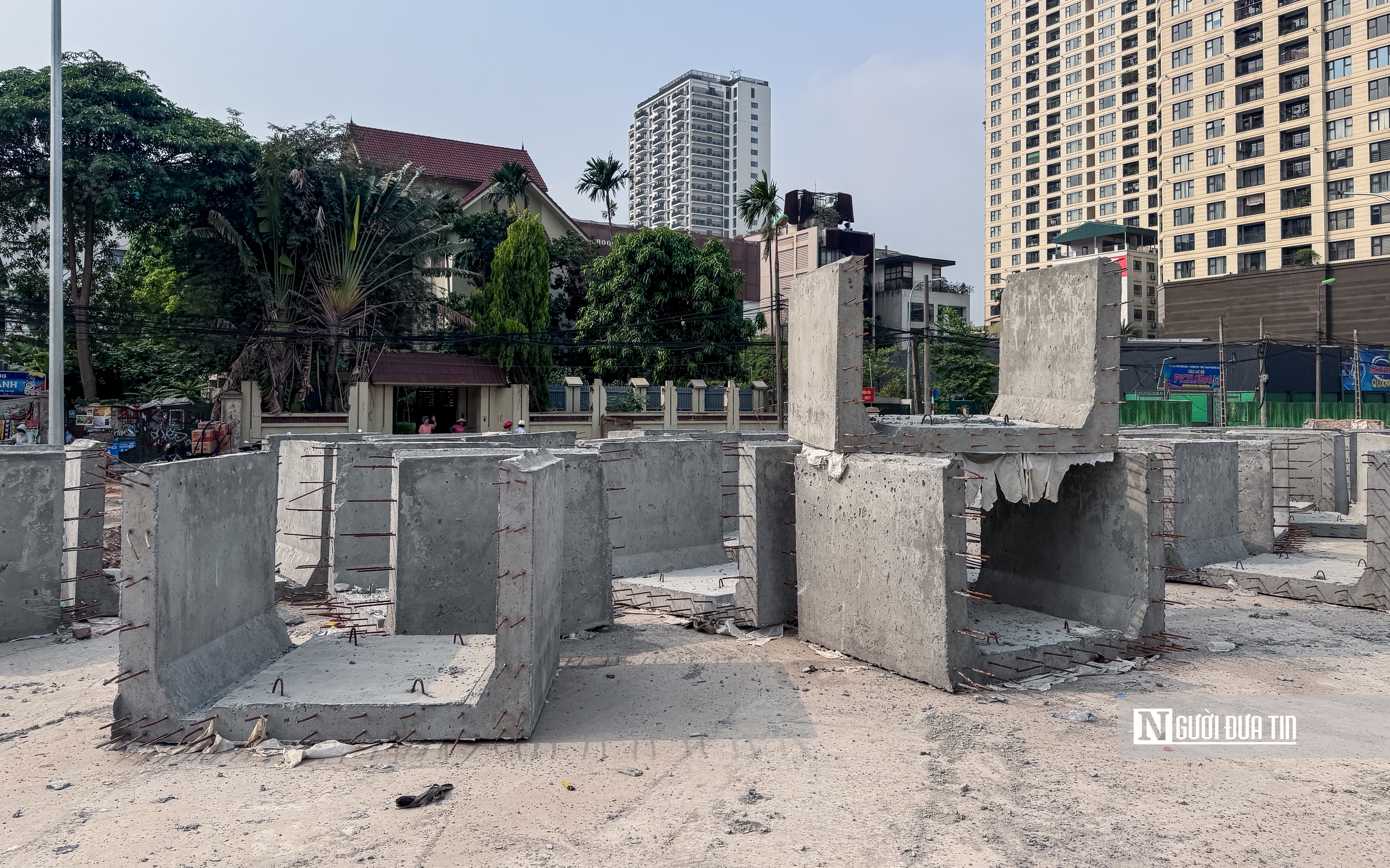 Thi c&ocirc;ng cầm chừng, đường Đặng Thai Mai trở th&agrave;nh điểm tập kết vật liệu, phế thải - Ảnh 20.