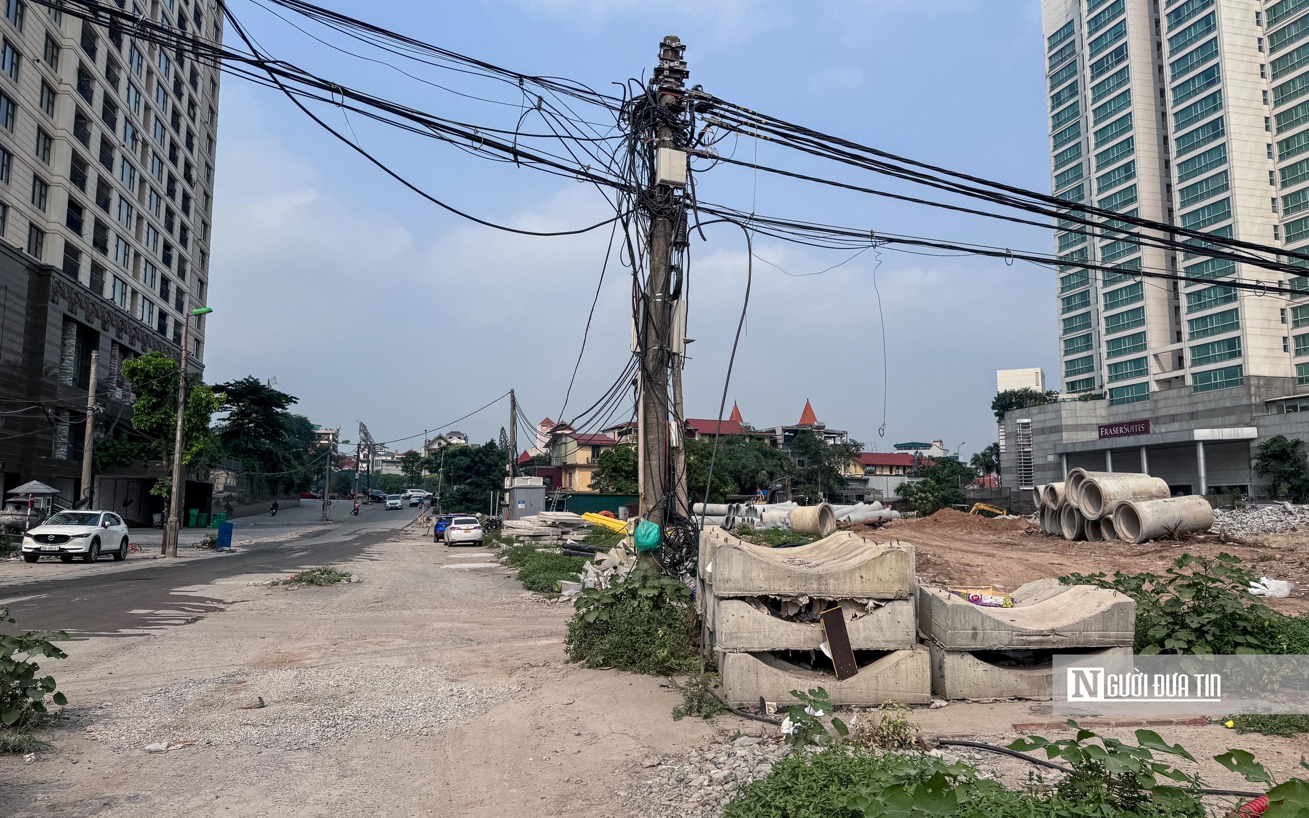 Thi c&ocirc;ng cầm chừng, đường Đặng Thai Mai trở th&agrave;nh điểm tập kết vật liệu, phế thải - Ảnh 14.