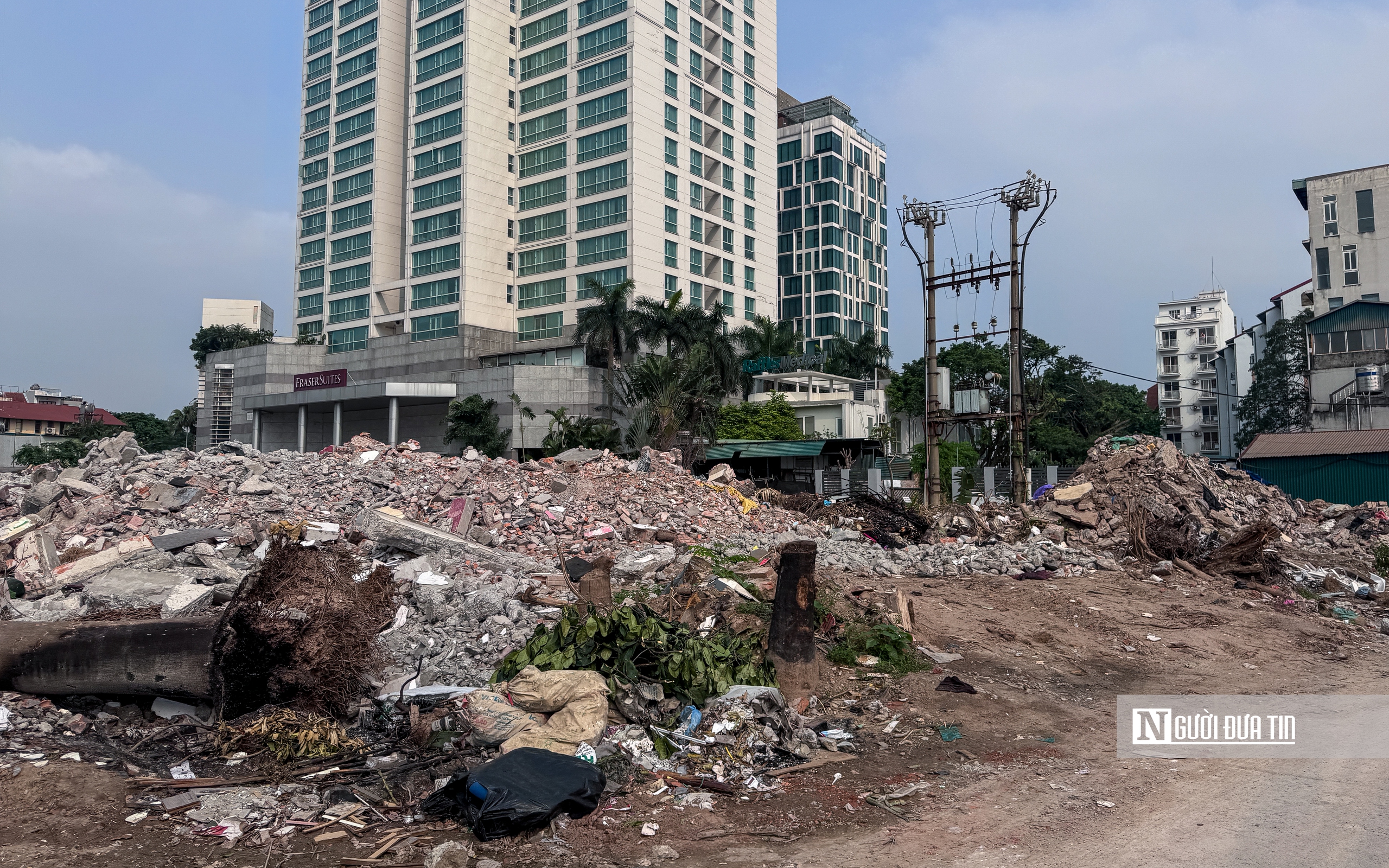 Thi c&ocirc;ng cầm chừng, đường Đặng Thai Mai trở th&agrave;nh điểm tập kết vật liệu, phế thải - Ảnh 21.