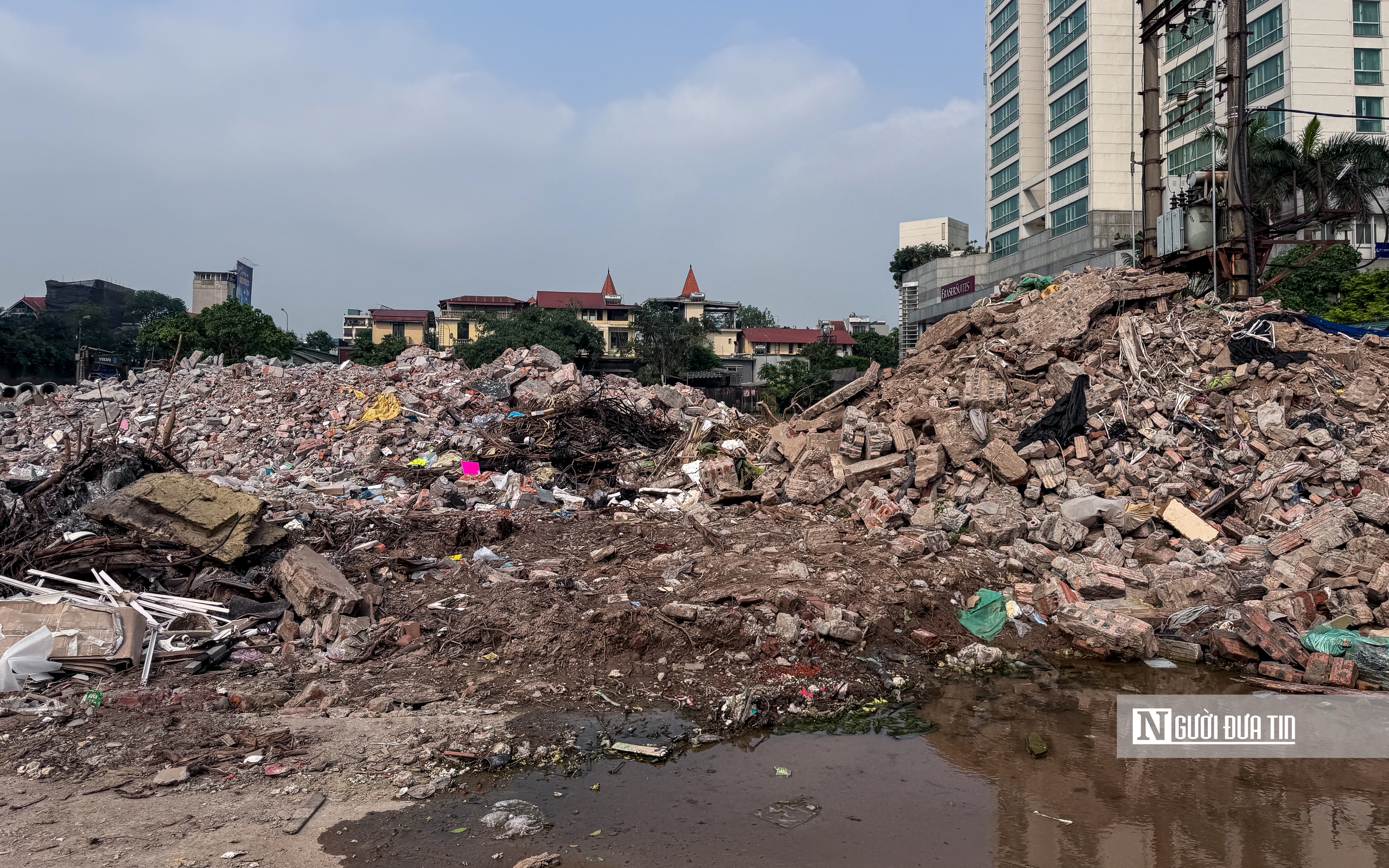 Thi c&ocirc;ng cầm chừng, đường Đặng Thai Mai trở th&agrave;nh điểm tập kết vật liệu, phế thải - Ảnh 25.