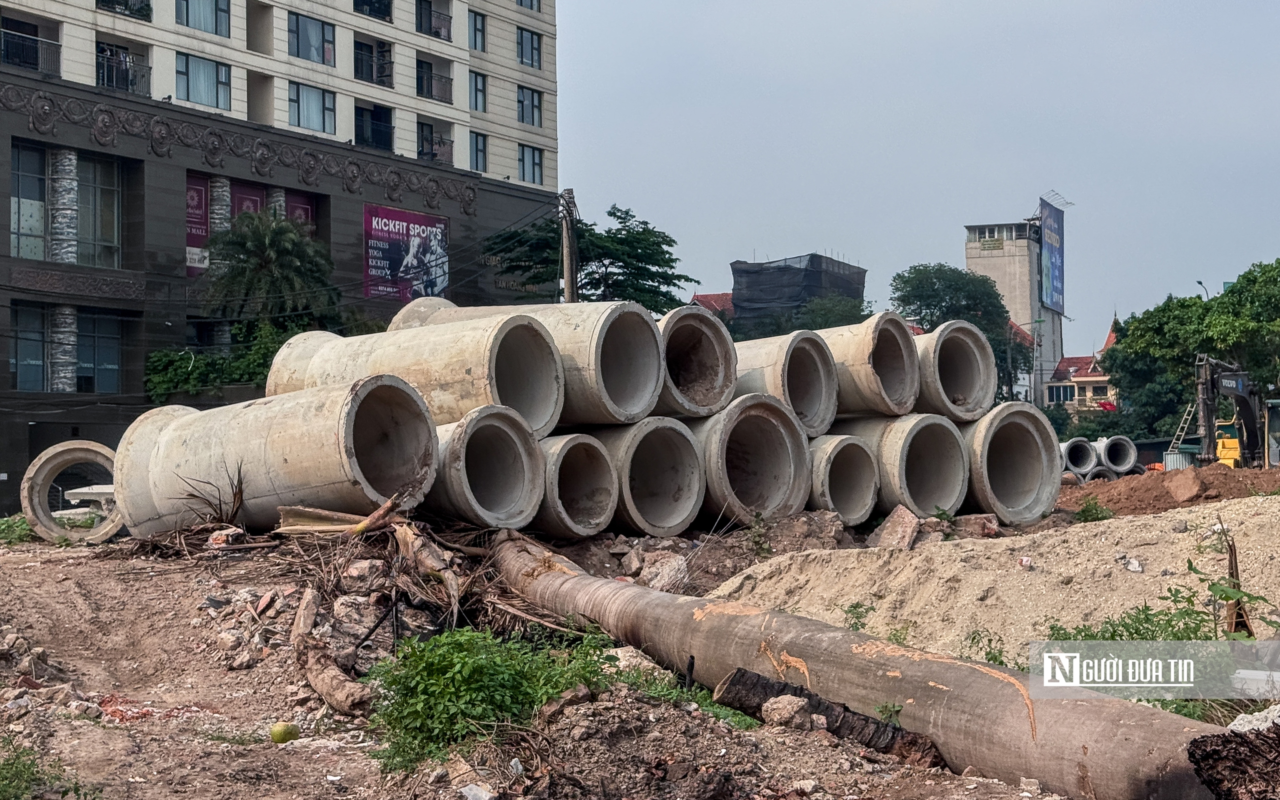 Thi c&ocirc;ng cầm chừng, đường Đặng Thai Mai trở th&agrave;nh điểm tập kết vật liệu, phế thải - Ảnh 19.