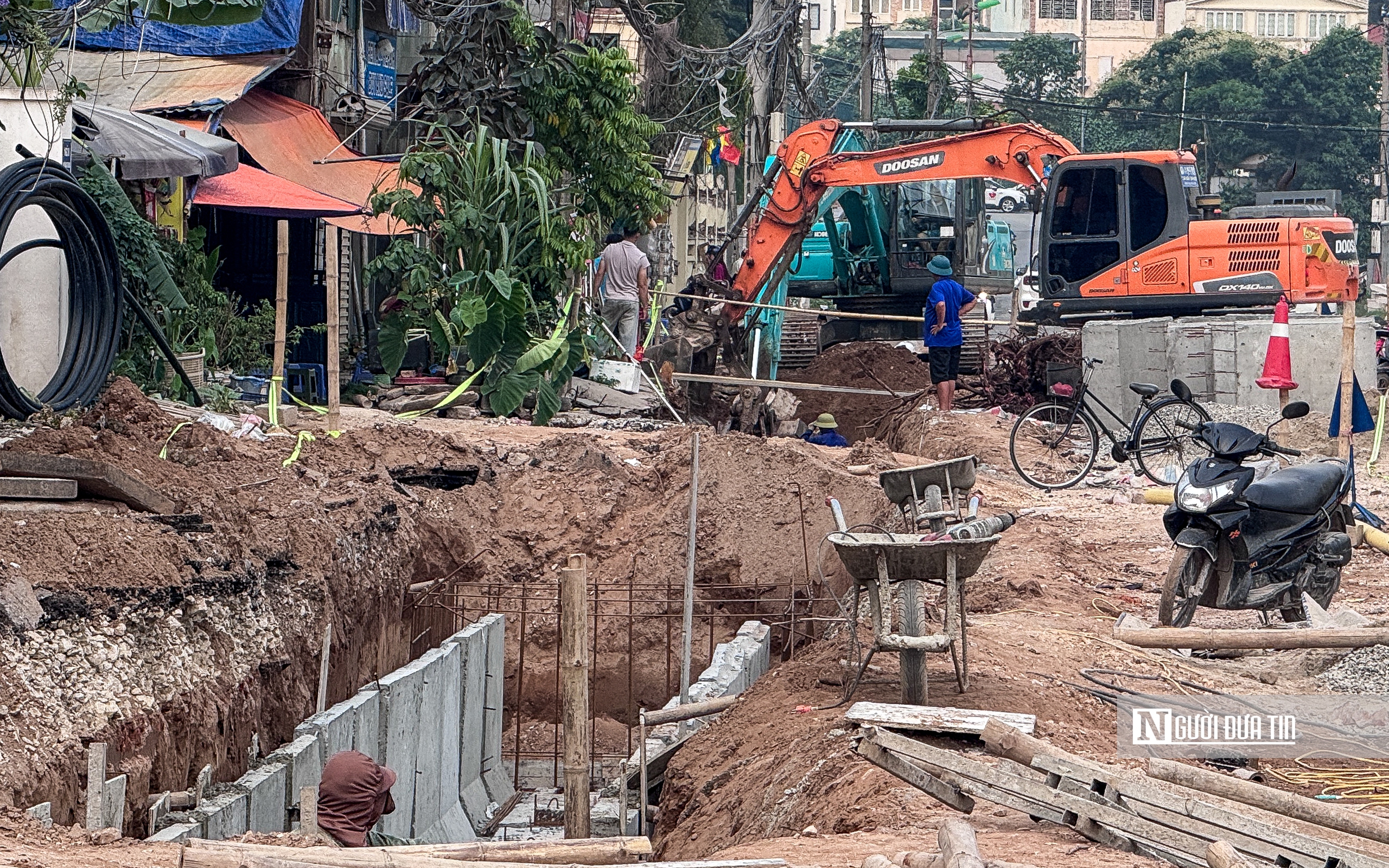 Thi c&ocirc;ng cầm chừng, đường Đặng Thai Mai trở th&agrave;nh điểm tập kết vật liệu, phế thải - Ảnh 9.