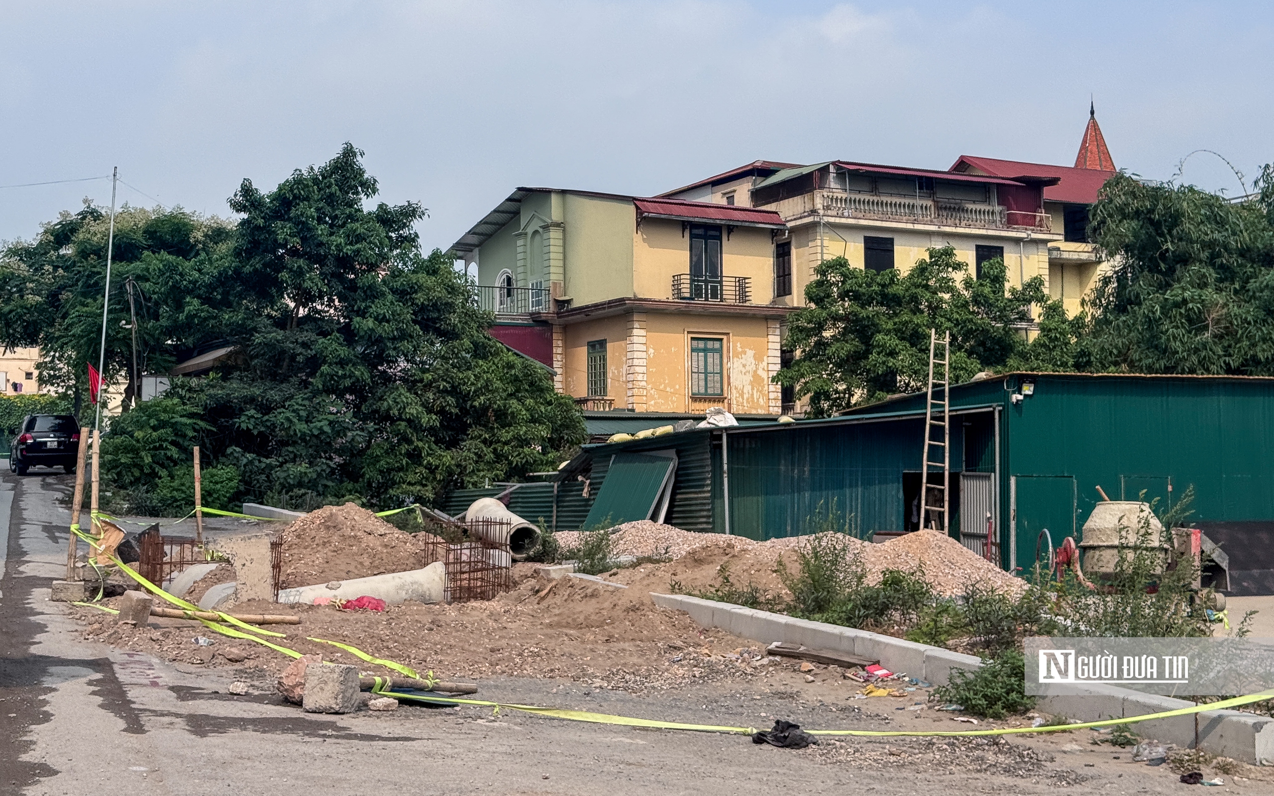 Thi c&ocirc;ng cầm chừng, đường Đặng Thai Mai trở th&agrave;nh điểm tập kết vật liệu, phế thải - Ảnh 6.