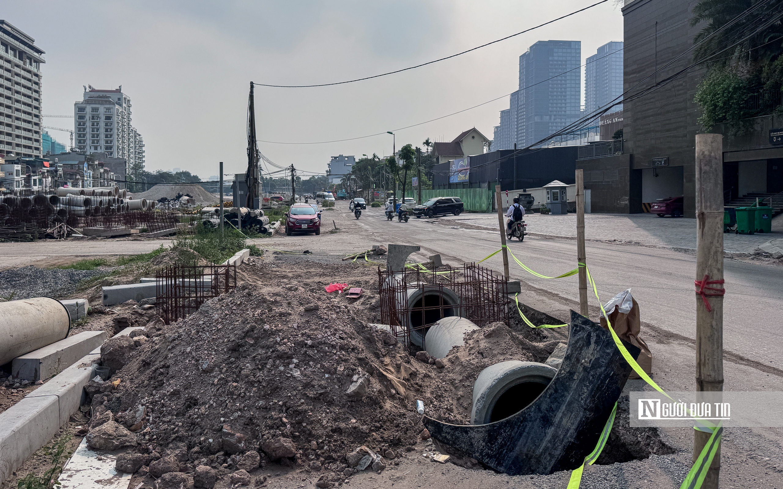 Thi c&ocirc;ng cầm chừng, đường Đặng Thai Mai trở th&agrave;nh điểm tập kết vật liệu, phế thải - Ảnh 12.